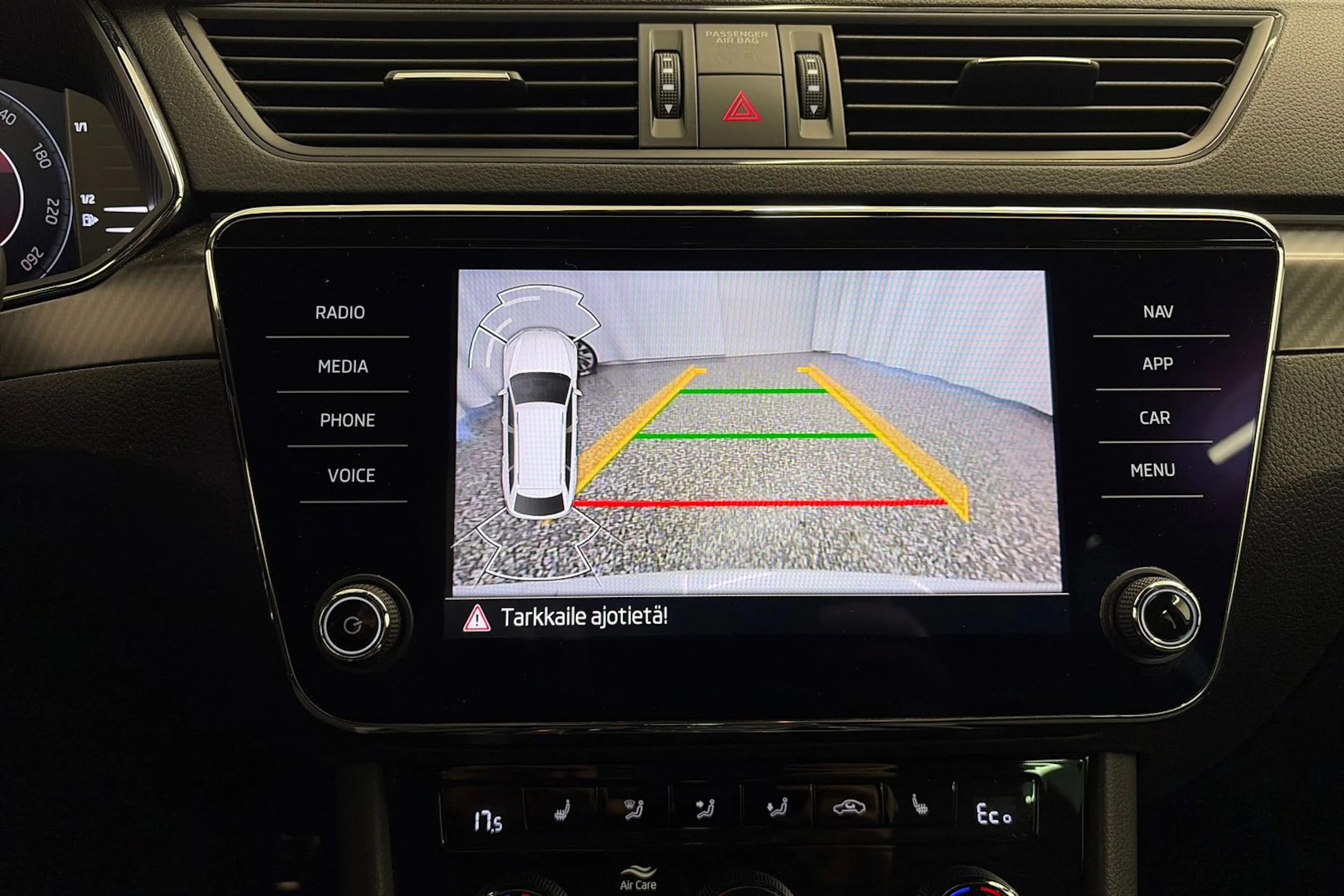 valkoinen Skoda Superb 2020 kuva 23.
