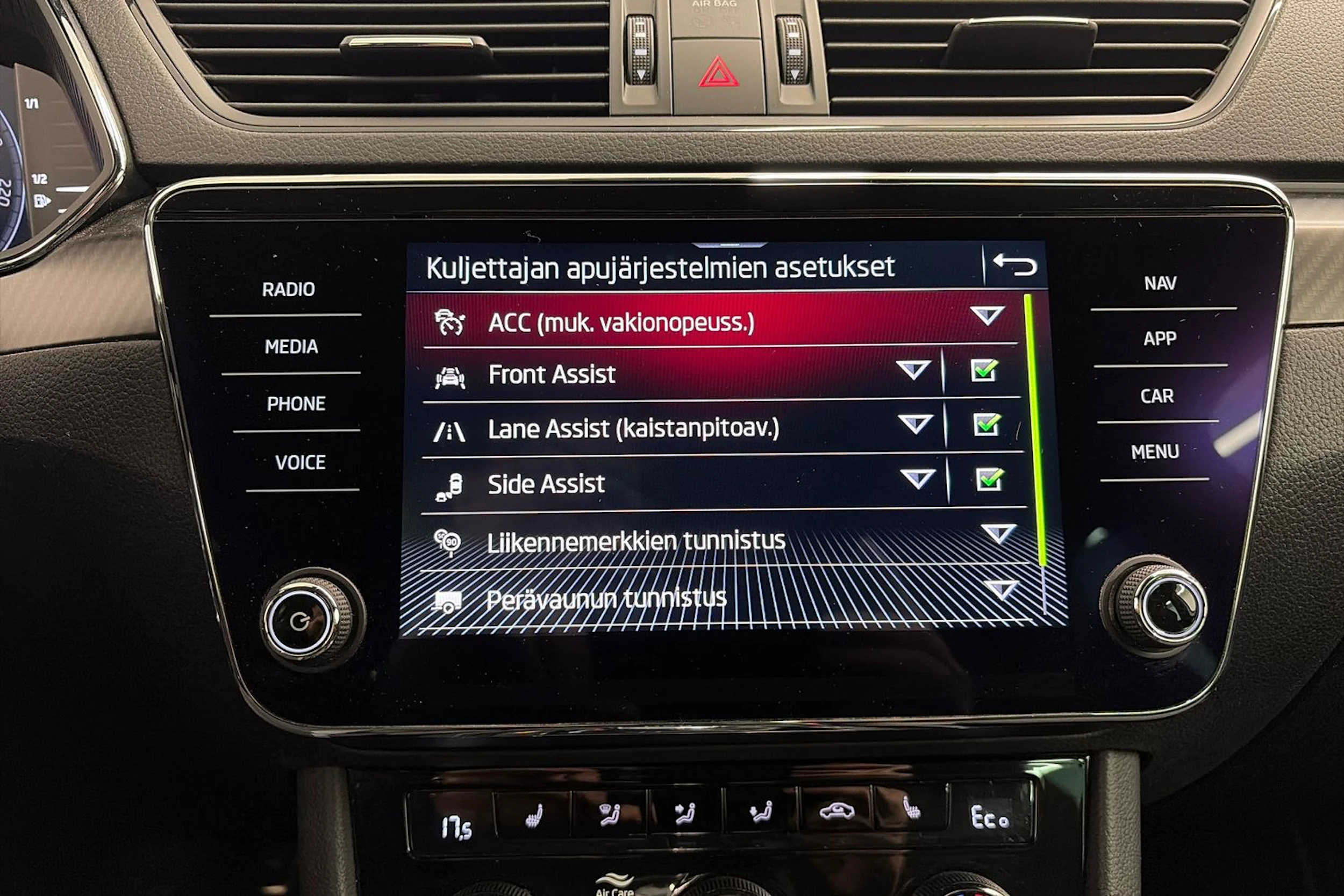 valkoinen Skoda Superb 2020 kuva 25.