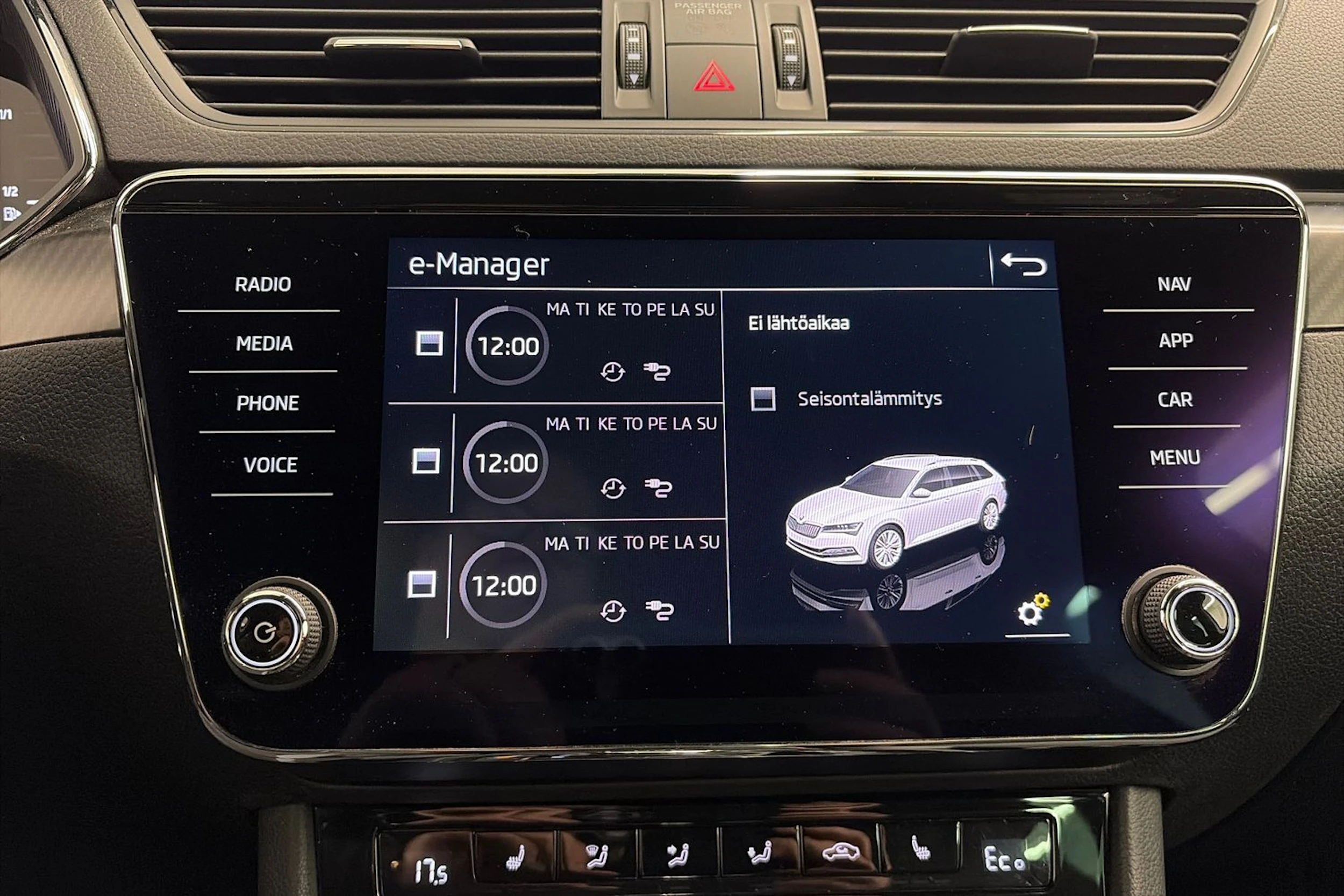 valkoinen Skoda Superb 2020 kuva 26.