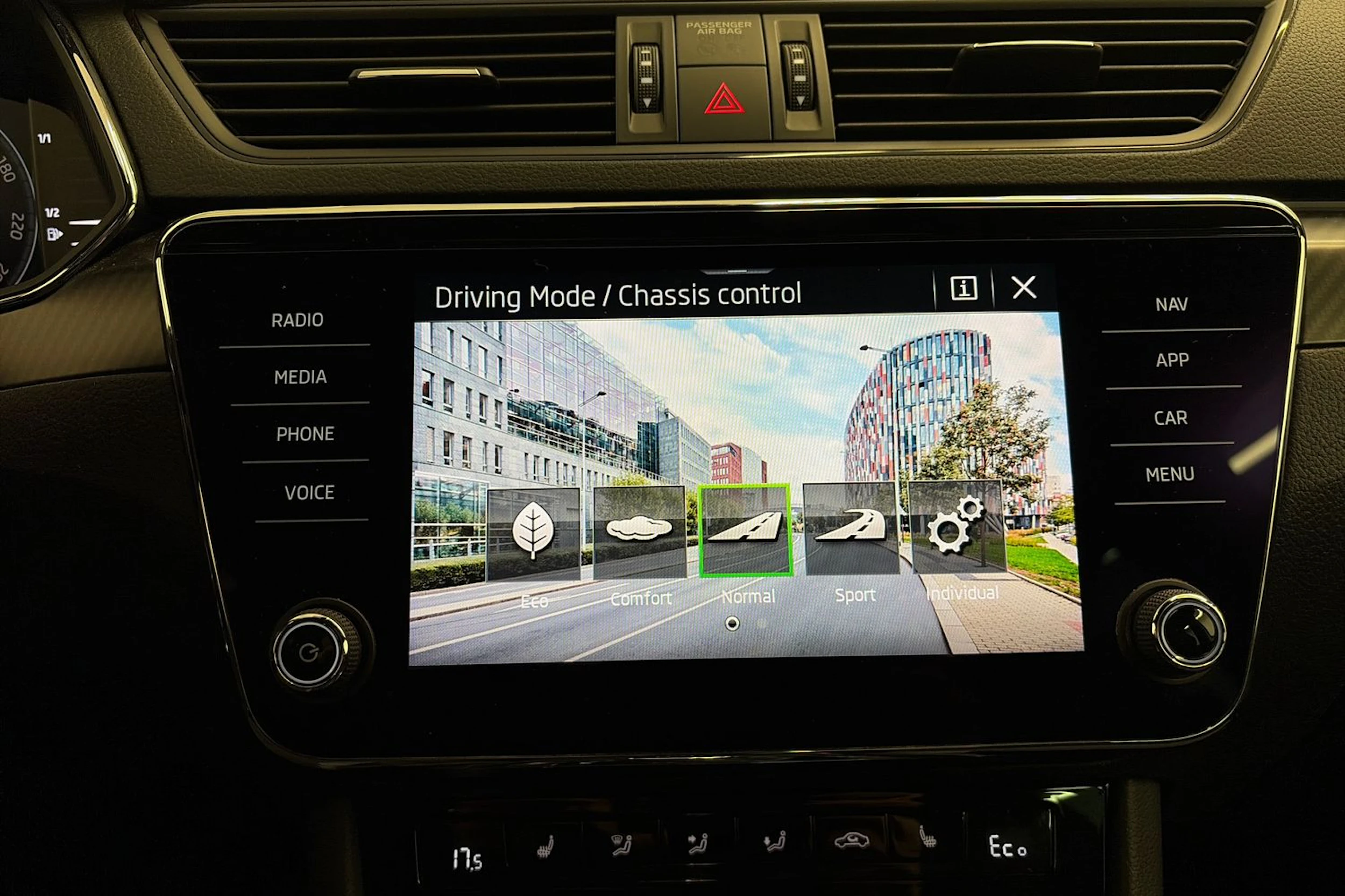 valkoinen Skoda Superb 2020 kuva 27.