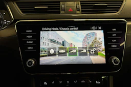 valkoinen Skoda Superb 2020 kuva 27.