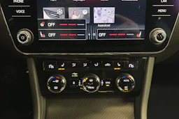 valkoinen Skoda Superb 2020 kuva 28.