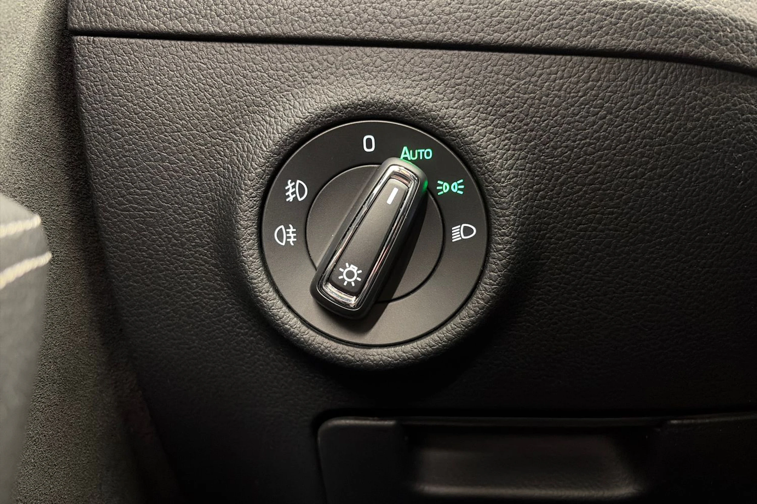 valkoinen Skoda Superb 2020 kuva 29.