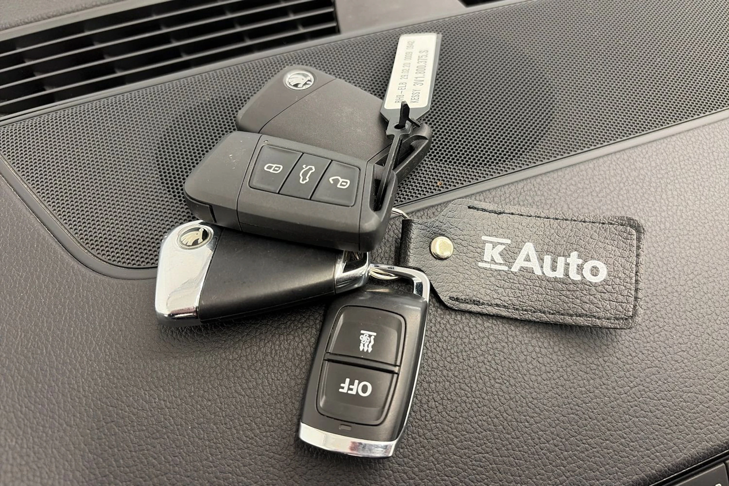 valkoinen Skoda Superb 2020 kuva 31.