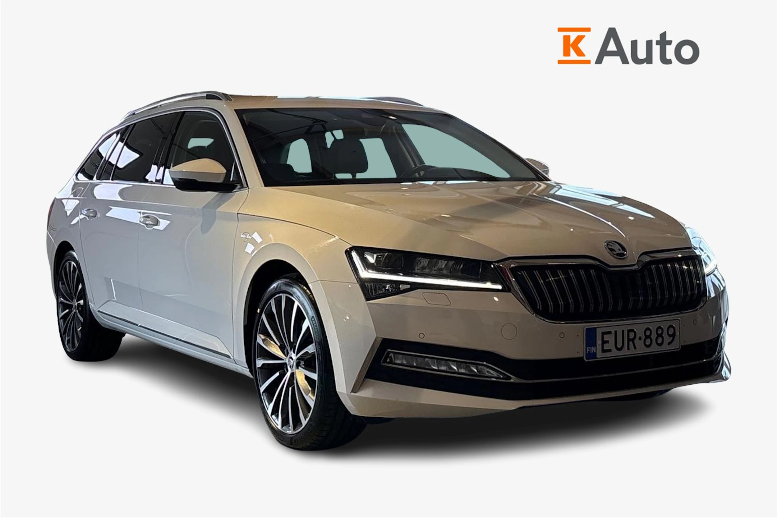 Valkoinen Skoda Superb 2020 kuva 1.