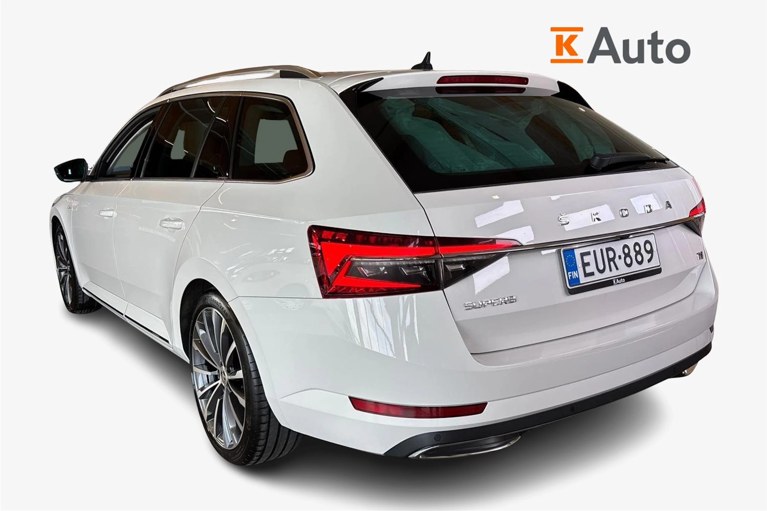 Valkoinen Skoda Superb 2020 kuva 3.
