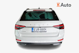 Valkoinen Skoda Superb 2020 kuva 4.