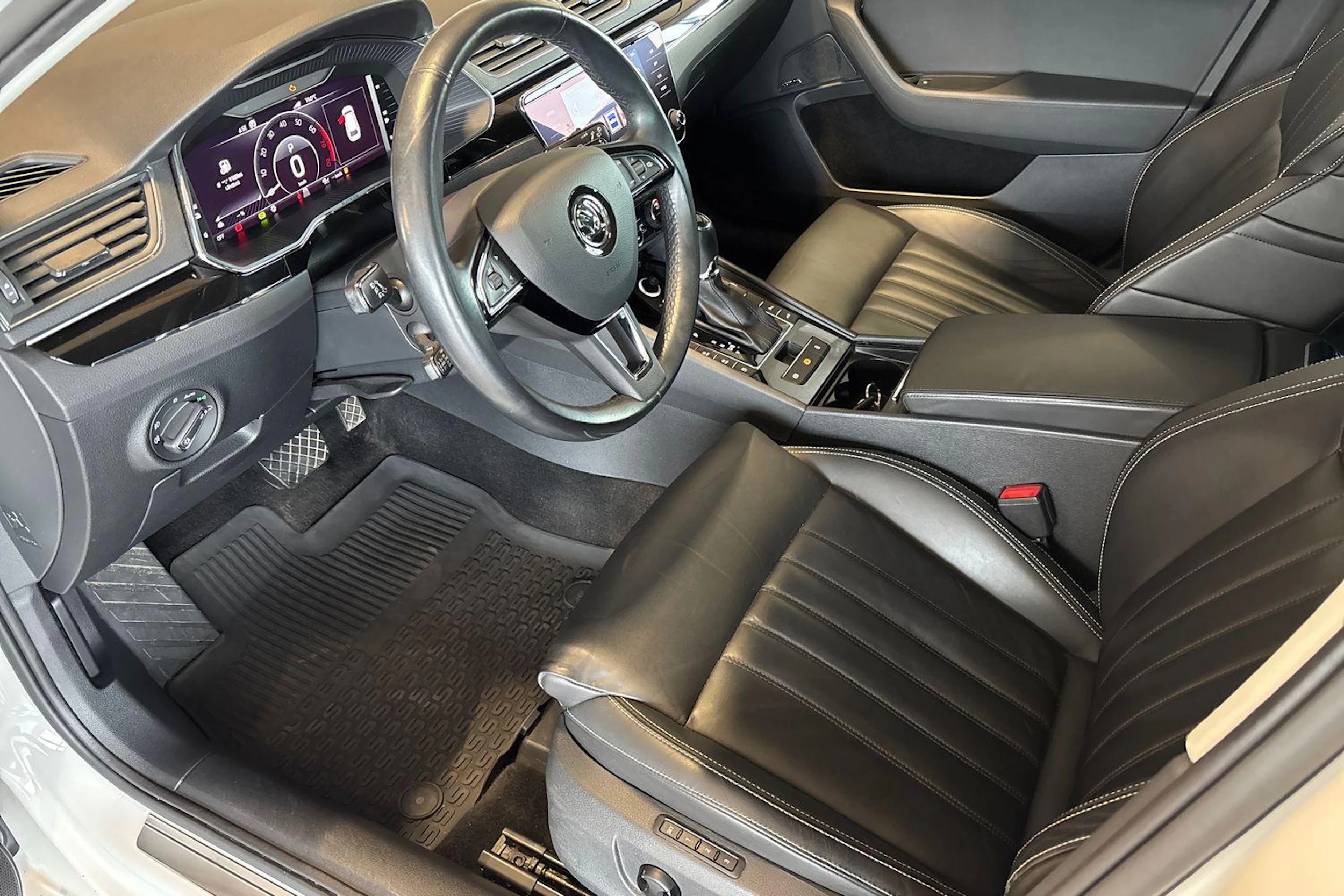 Valkoinen Skoda Superb 2020 kuva 8.