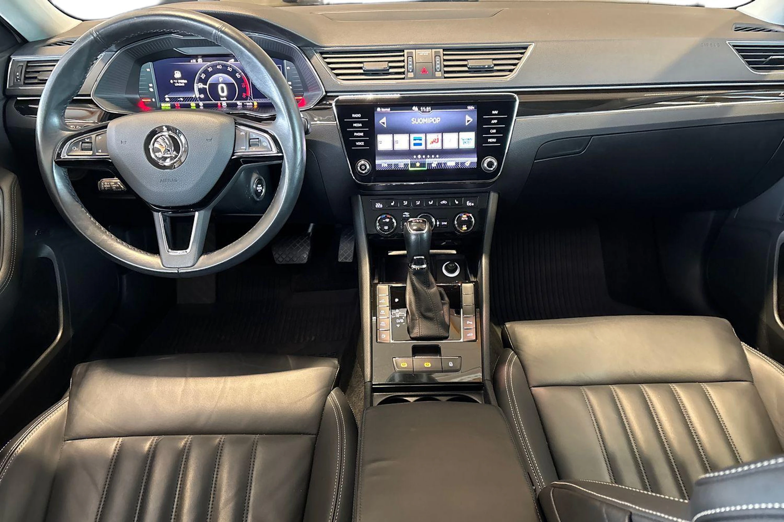 Valkoinen Skoda Superb 2020 kuva 9.