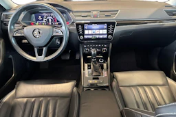 Valkoinen Skoda Superb 2020 kuva 9.