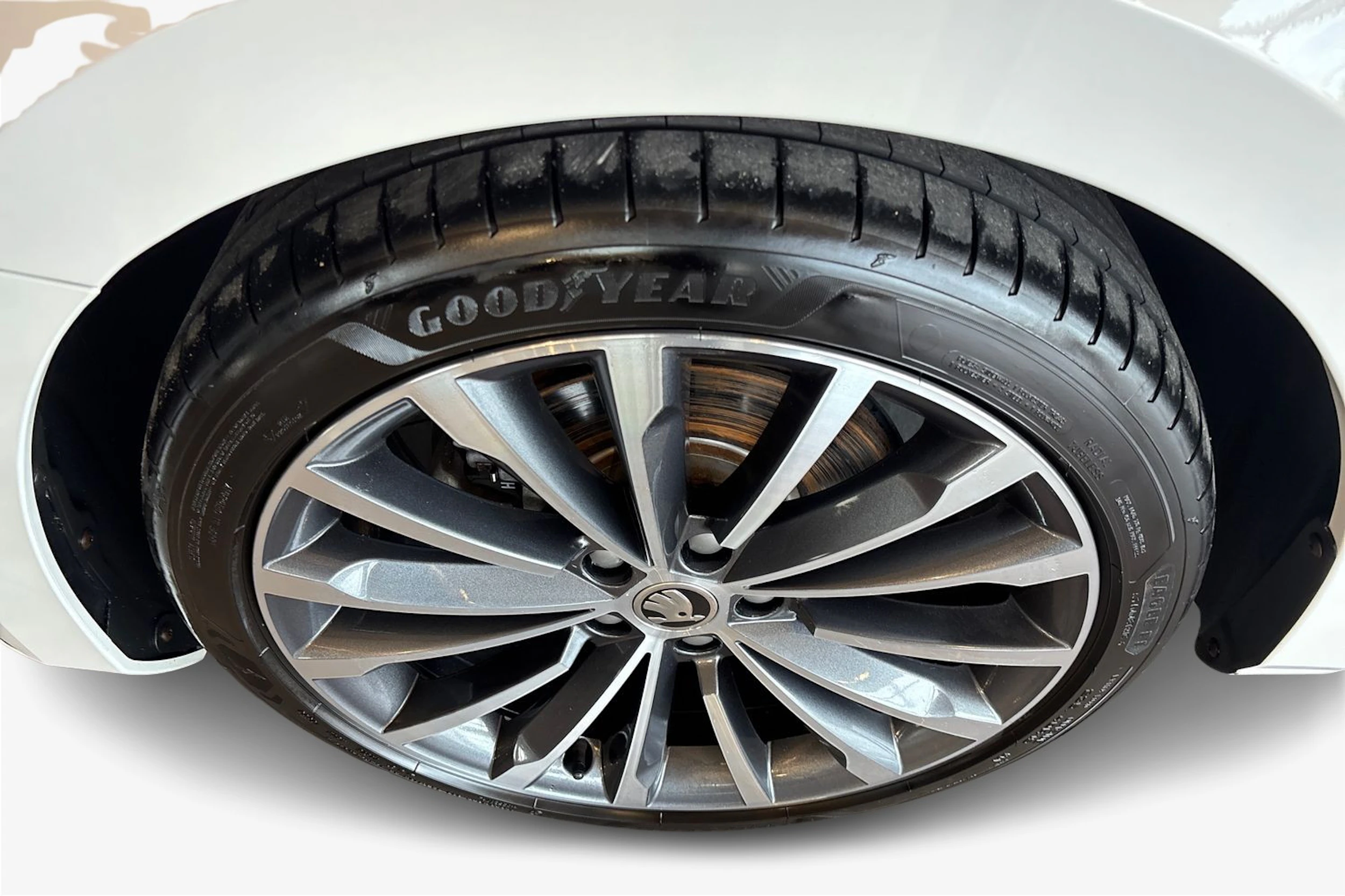Valkoinen Skoda Superb 2020 kuva 12.