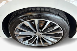 Valkoinen Skoda Superb 2020 kuva 12.