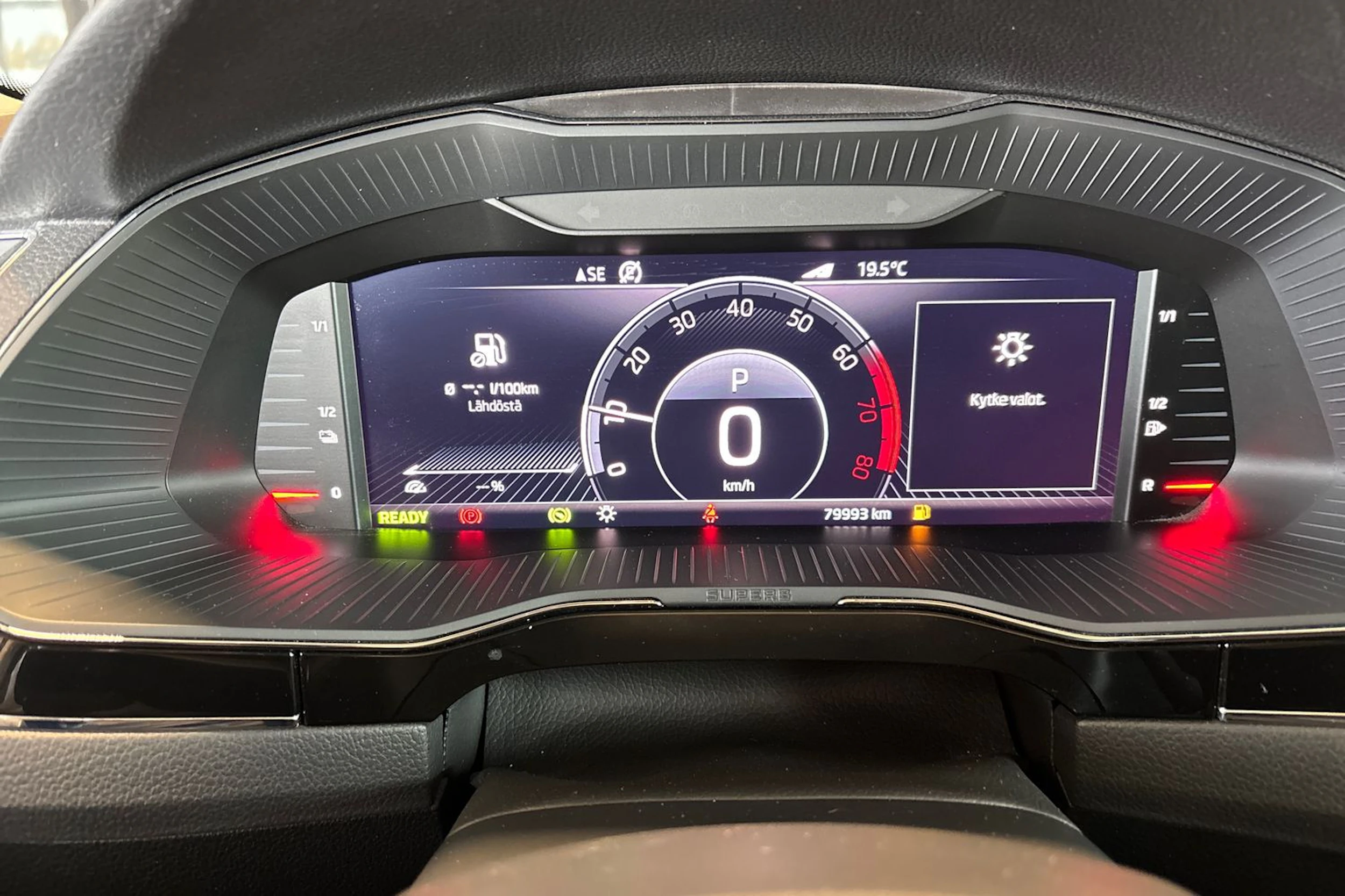 Valkoinen Skoda Superb 2020 kuva 16.