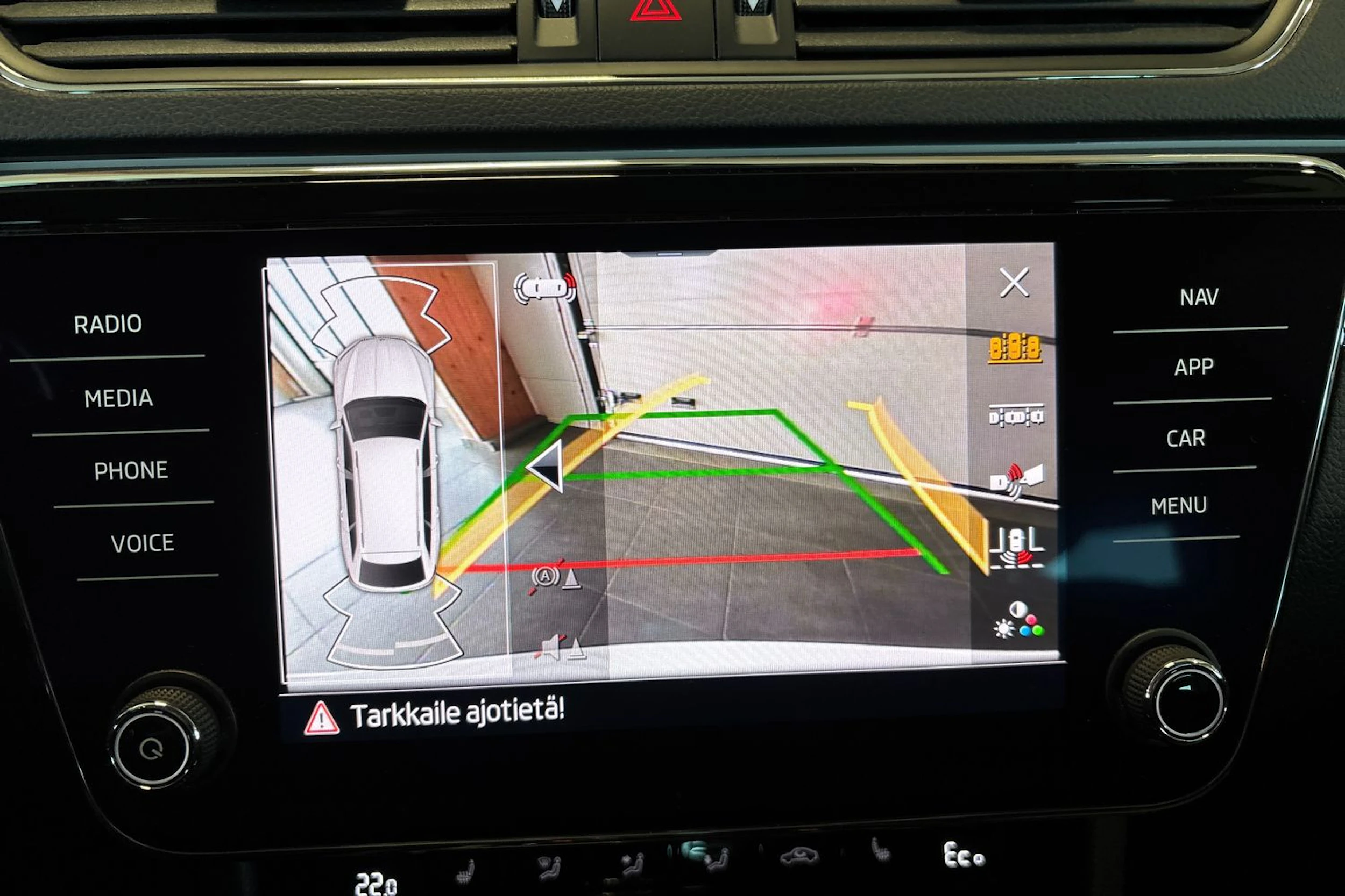 Valkoinen Skoda Superb 2020 kuva 18.