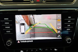 Valkoinen Skoda Superb 2020 kuva 18.