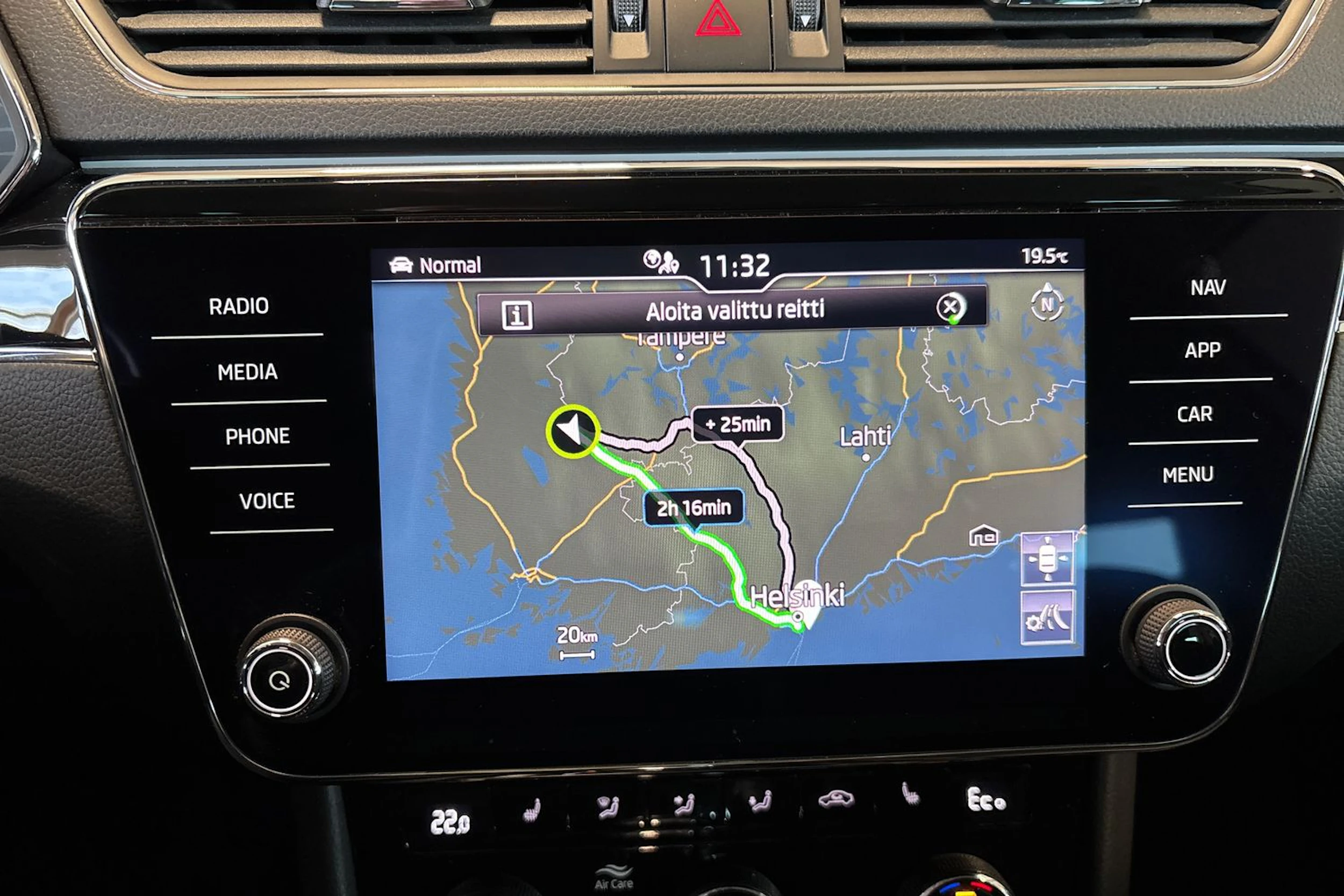 Valkoinen Skoda Superb 2020 kuva 19.