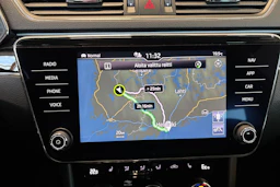 Valkoinen Skoda Superb 2020 kuva 19.