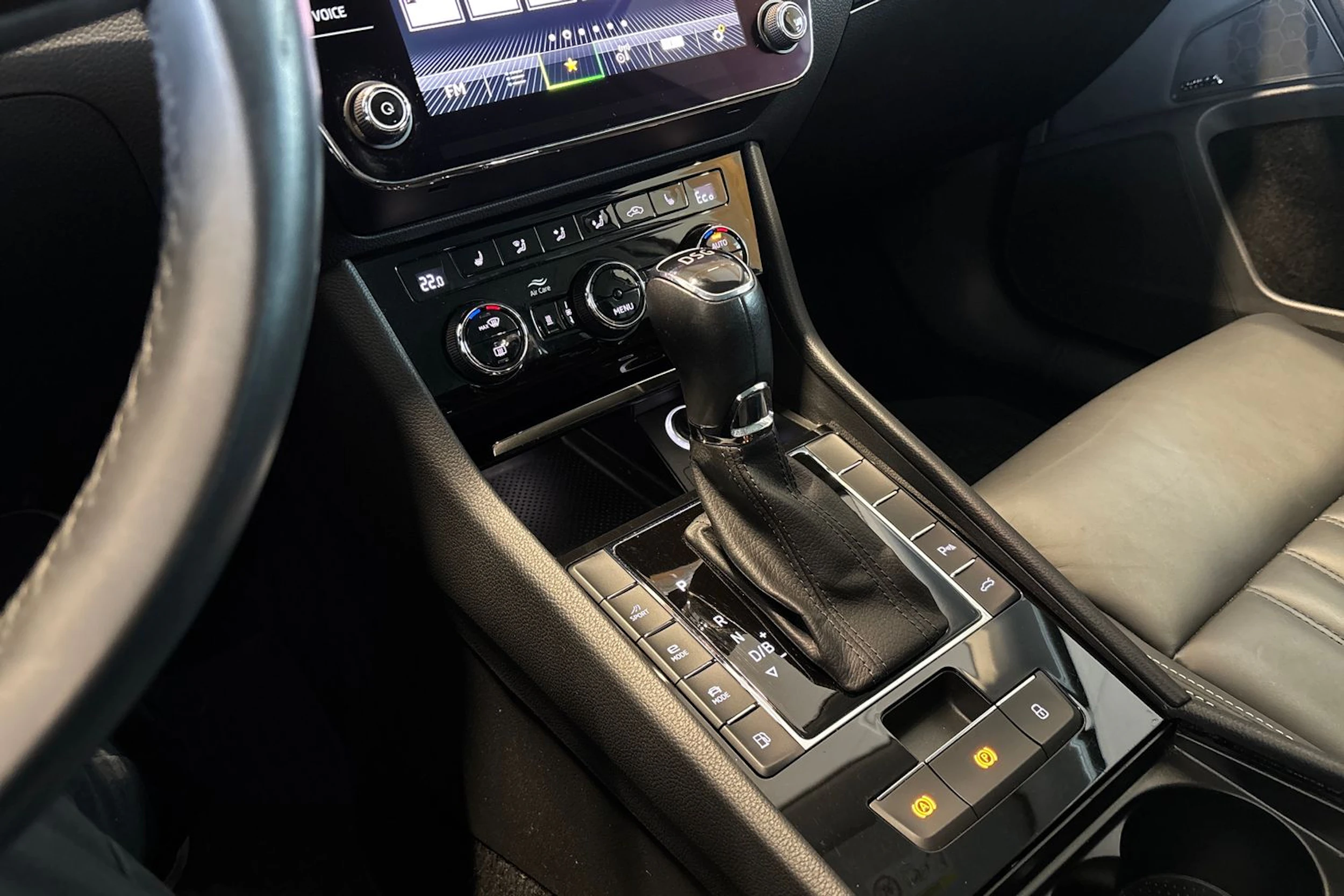 Valkoinen Skoda Superb 2020 kuva 21.