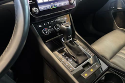 Valkoinen Skoda Superb 2020 kuva 21.