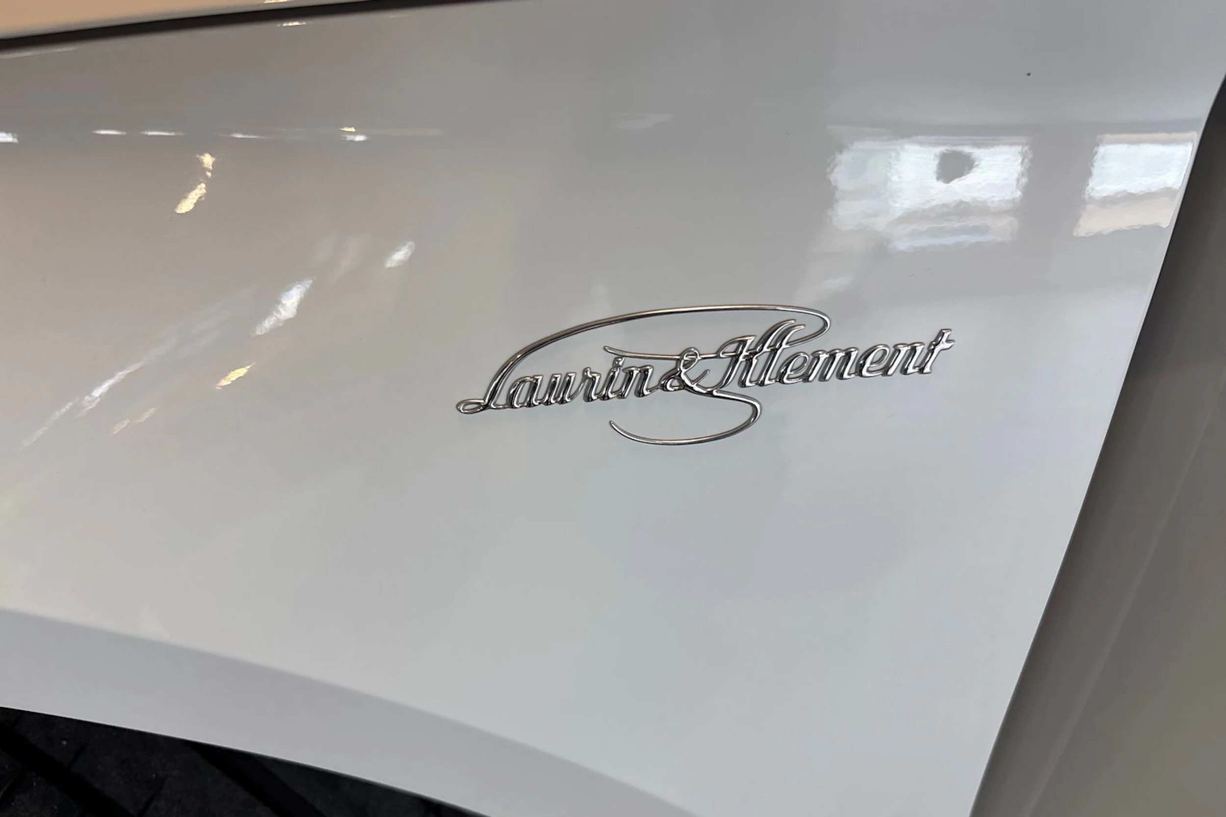 Valkoinen Skoda Superb 2020 kuva 22.