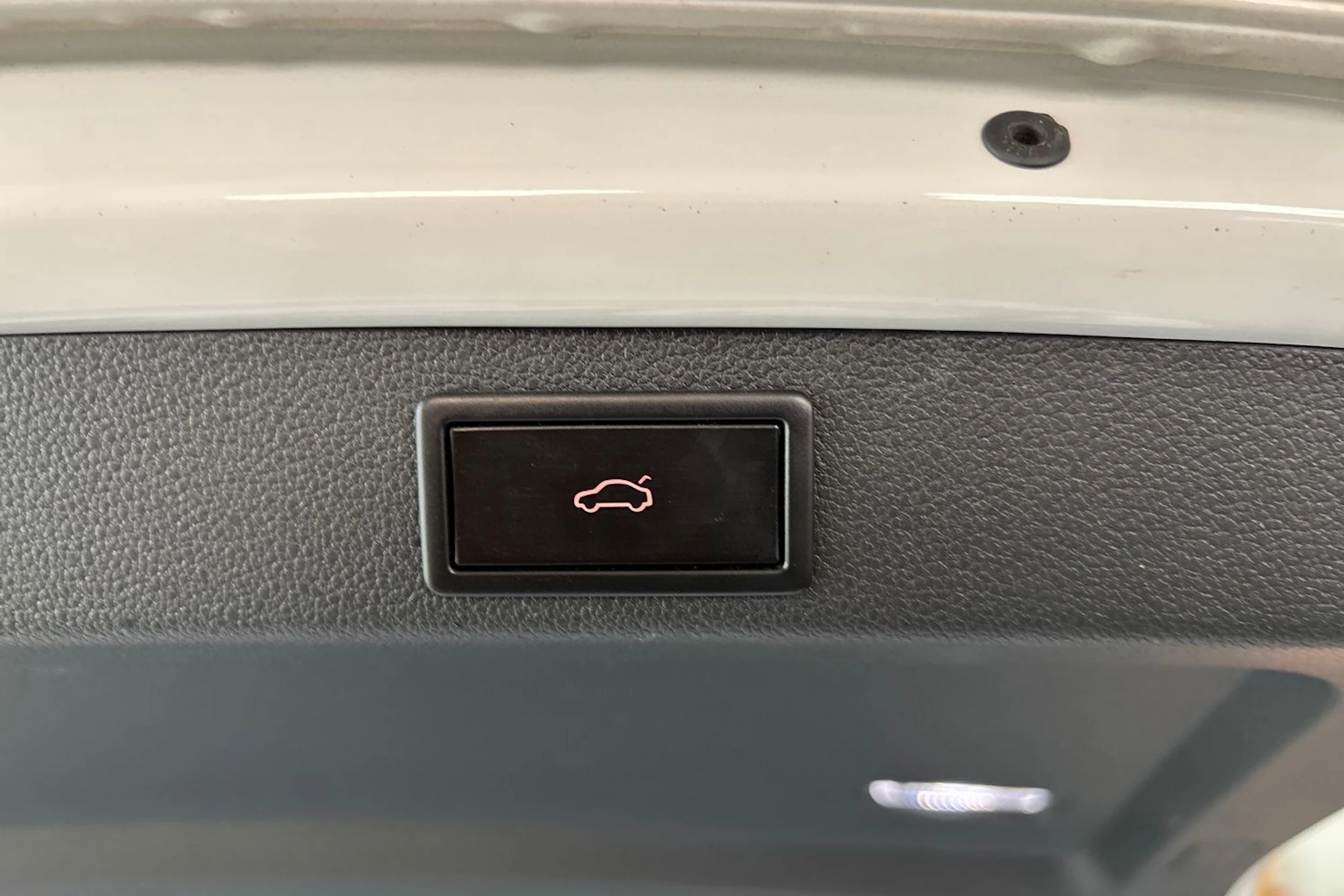 Valkoinen Skoda Superb 2020 kuva 23.