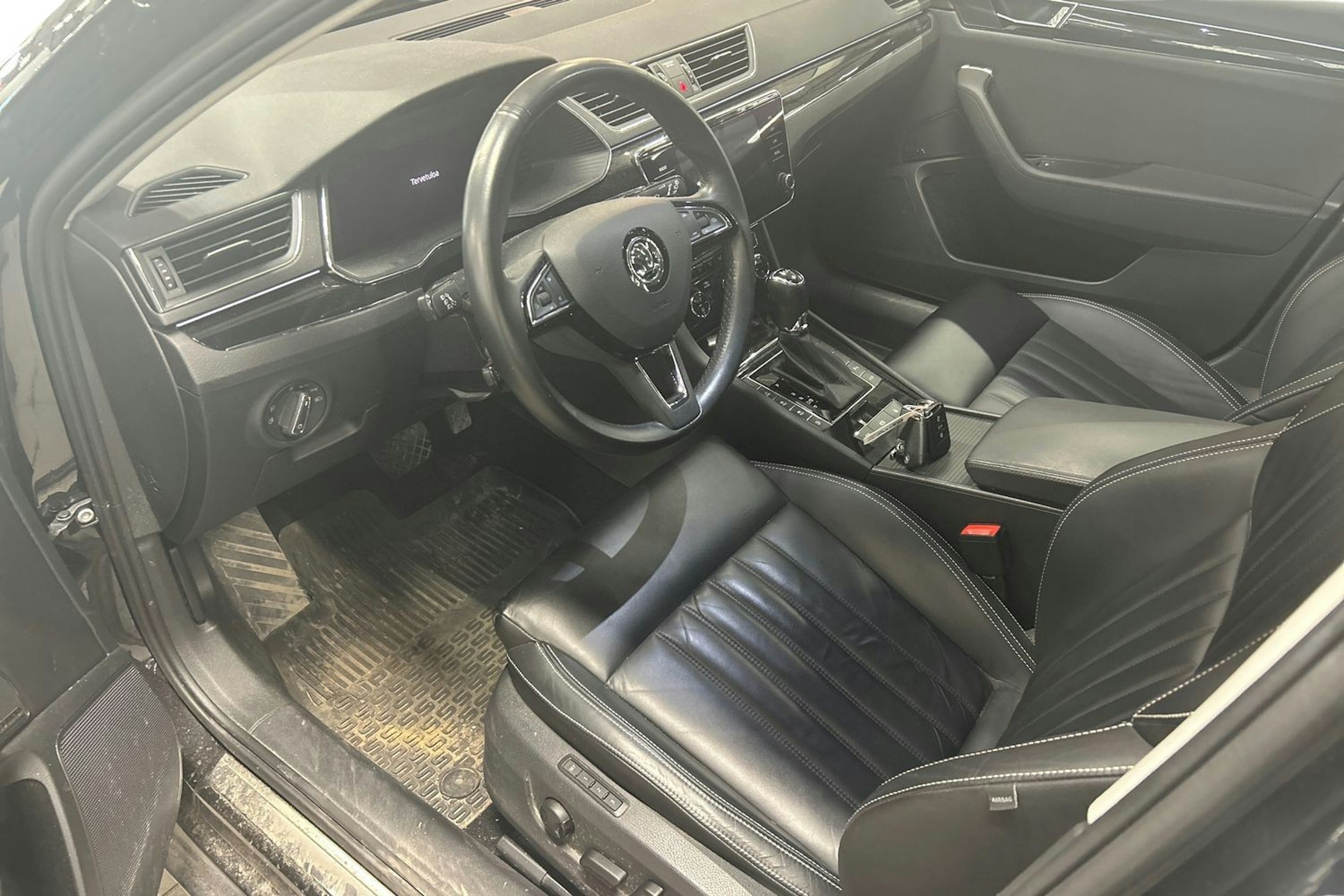 musta Skoda Superb 2020 kuva 3.