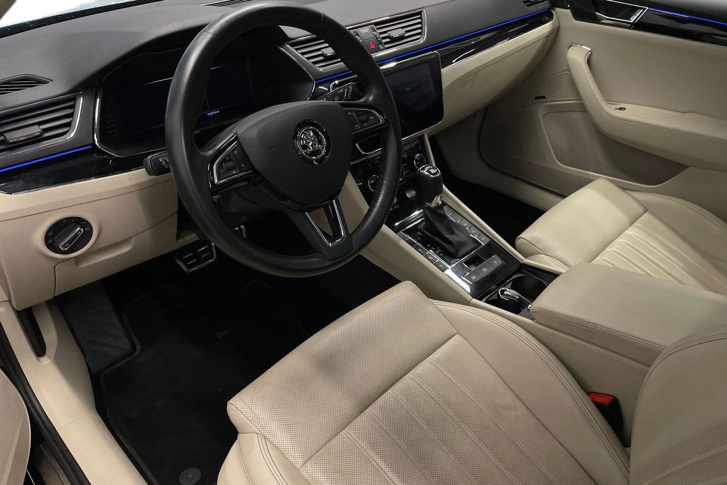 Musta Skoda Superb 2020 kuva 6.