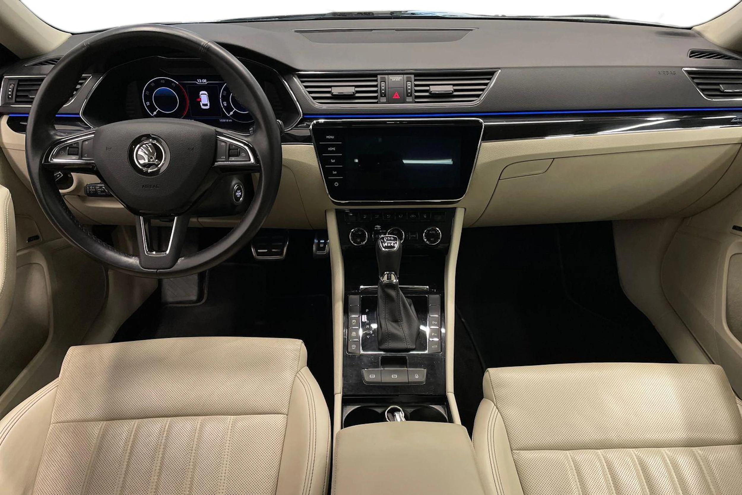 Musta Skoda Superb 2020 kuva 7.