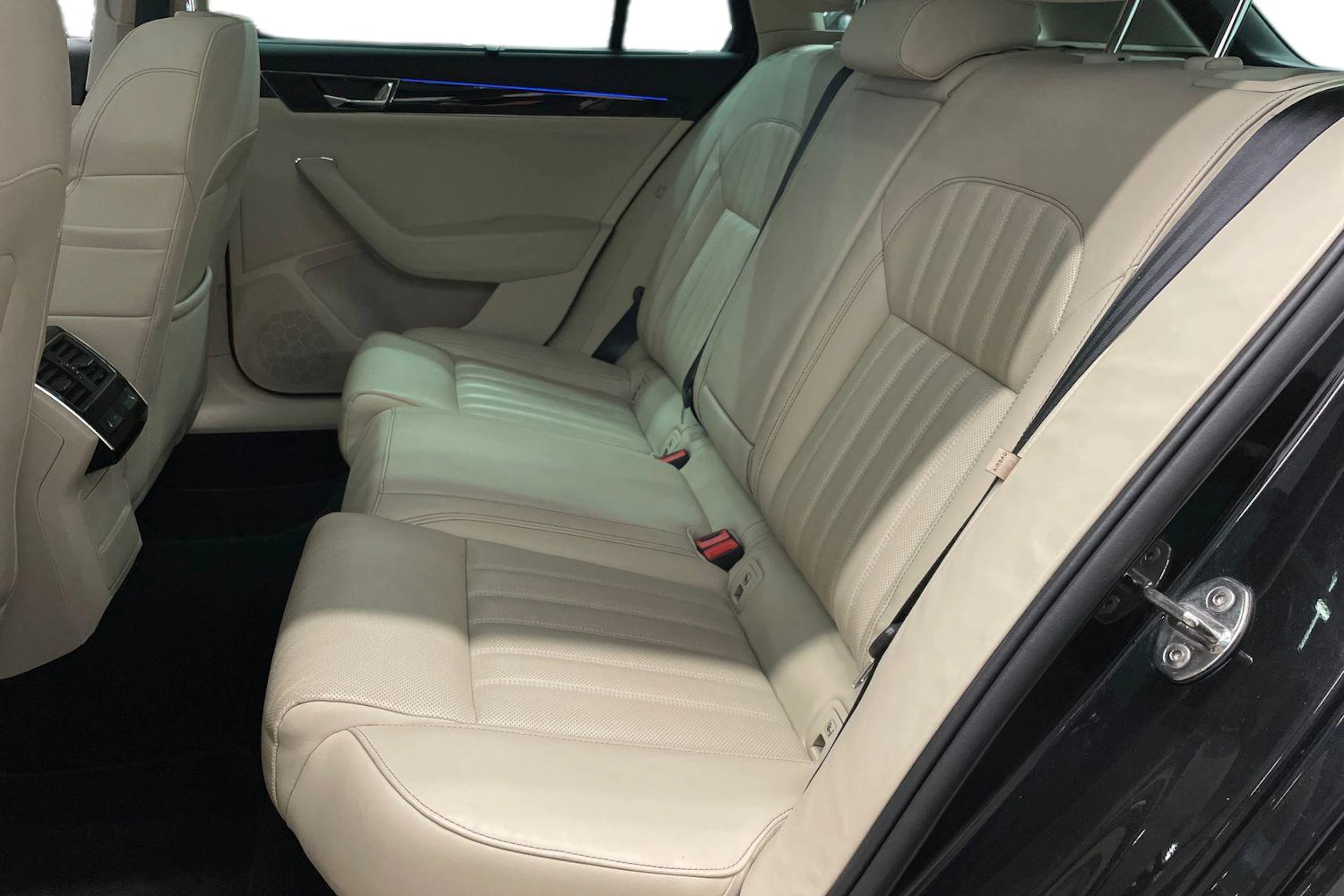 Musta Skoda Superb 2020 kuva 8.