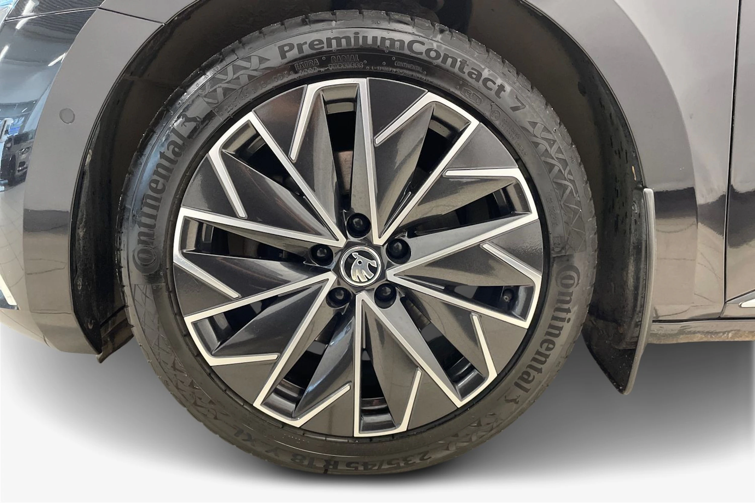 Musta Skoda Superb 2020 kuva 9.