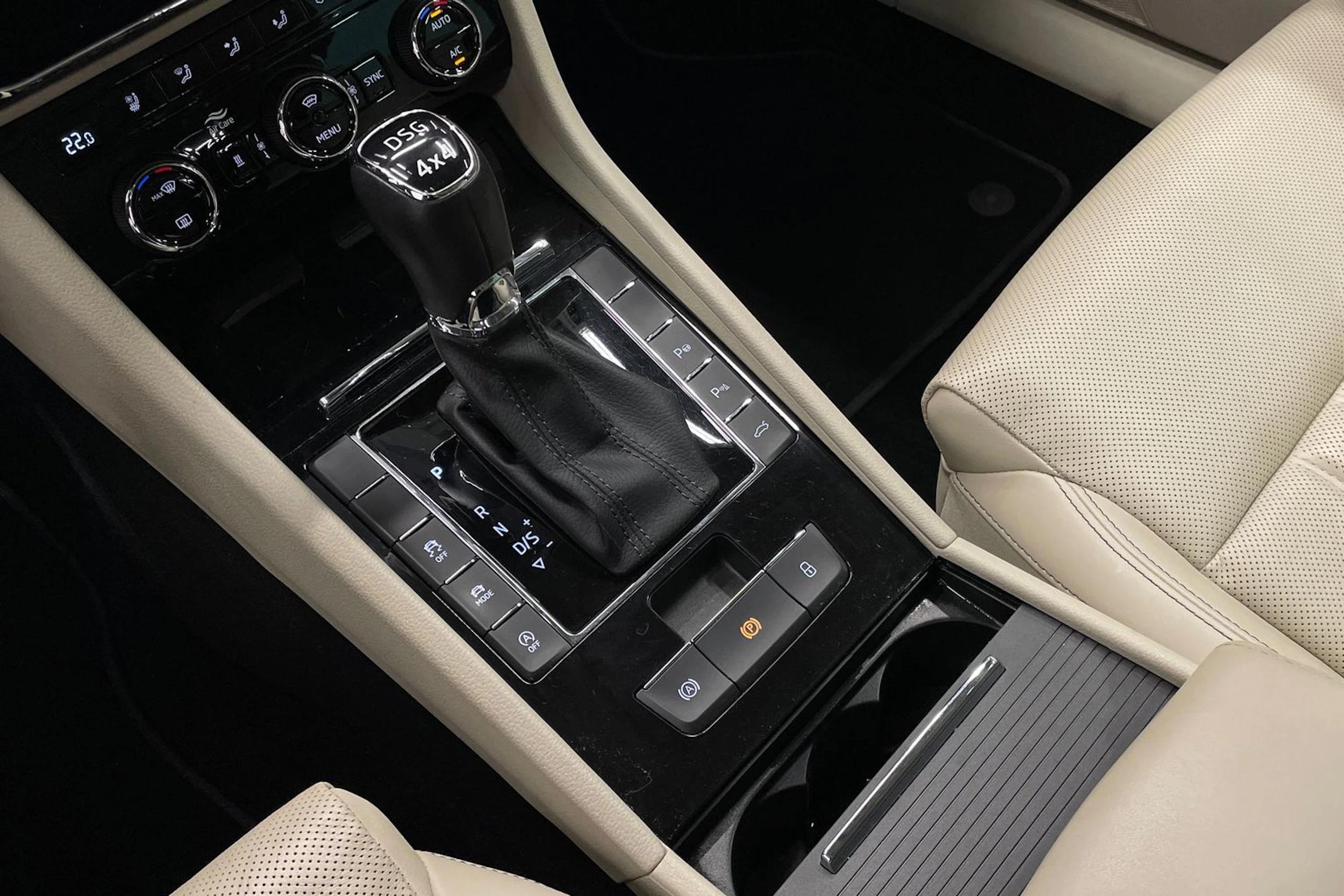 Musta Skoda Superb 2020 kuva 17.