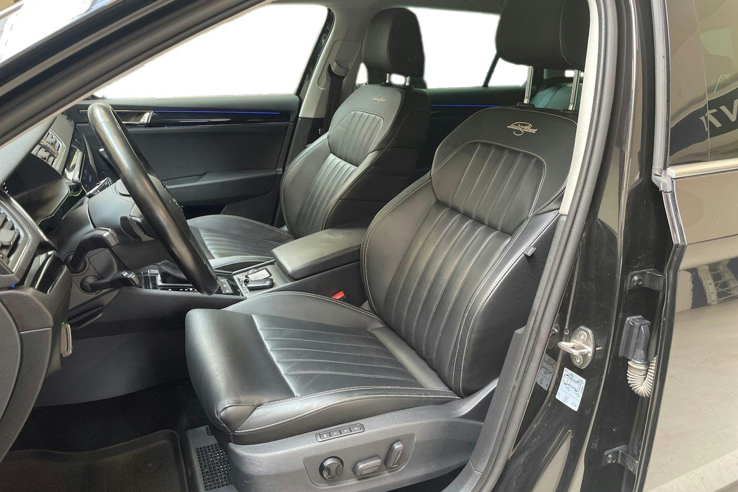 musta Skoda Superb 2020 kuva 7.