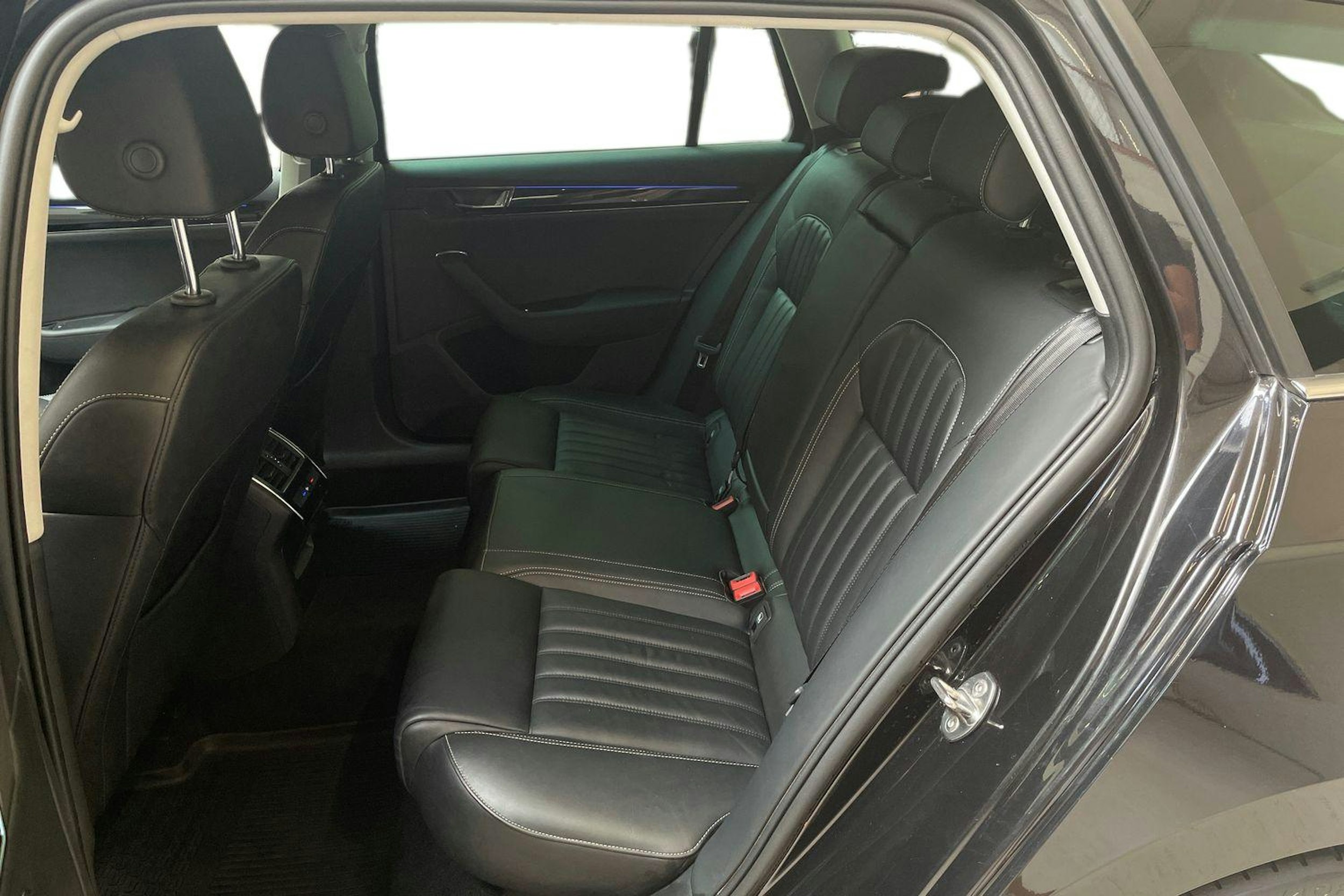 musta Skoda Superb 2020 kuva 10.