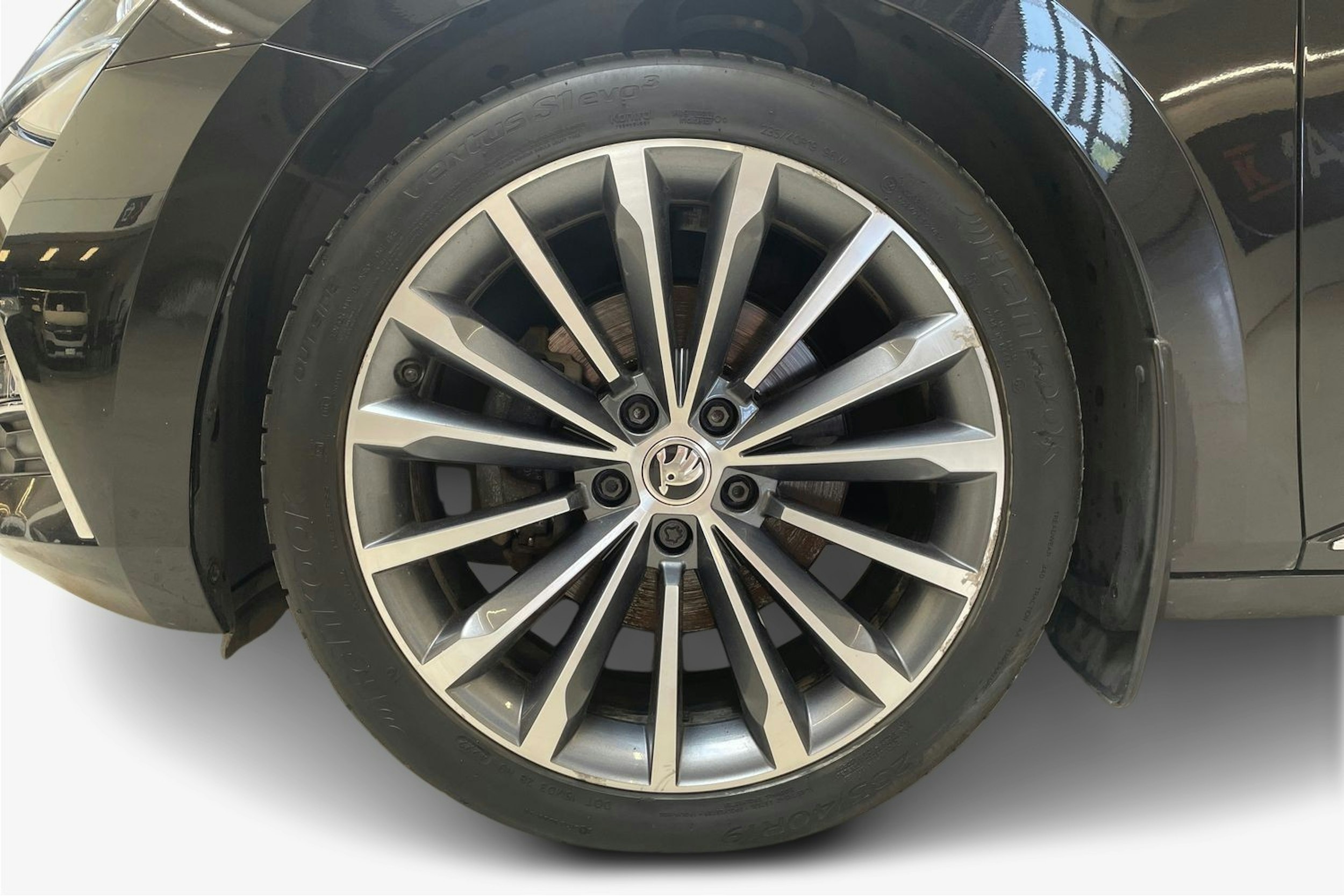 musta Skoda Superb 2020 kuva 11.