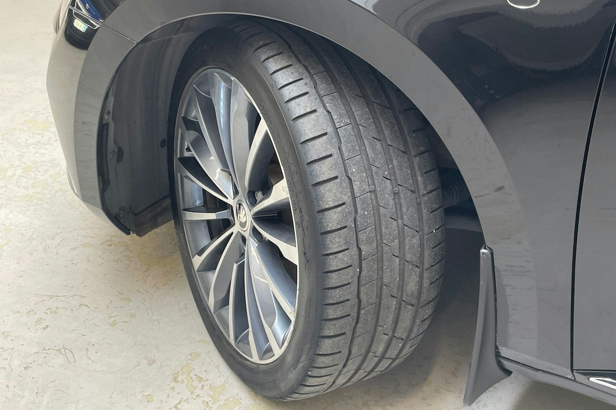 musta Skoda Superb 2020 kuva 13.