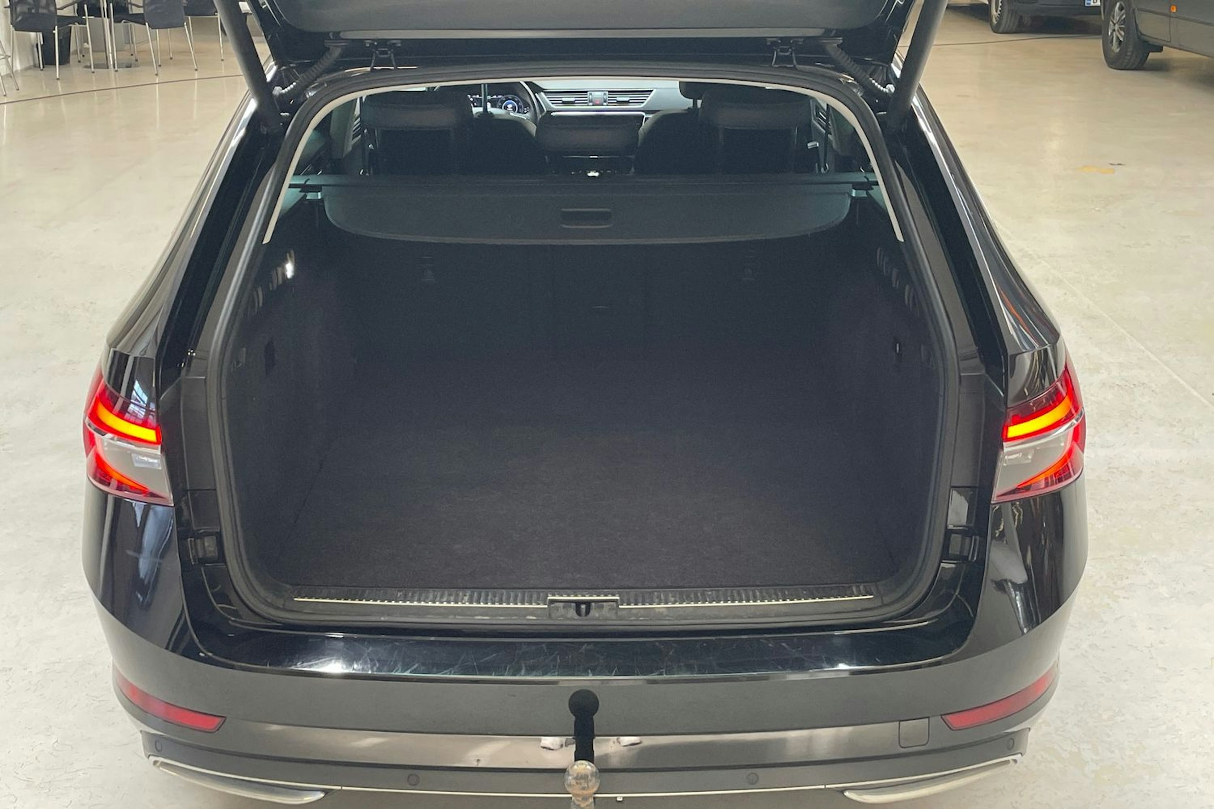 musta Skoda Superb 2020 kuva 14.