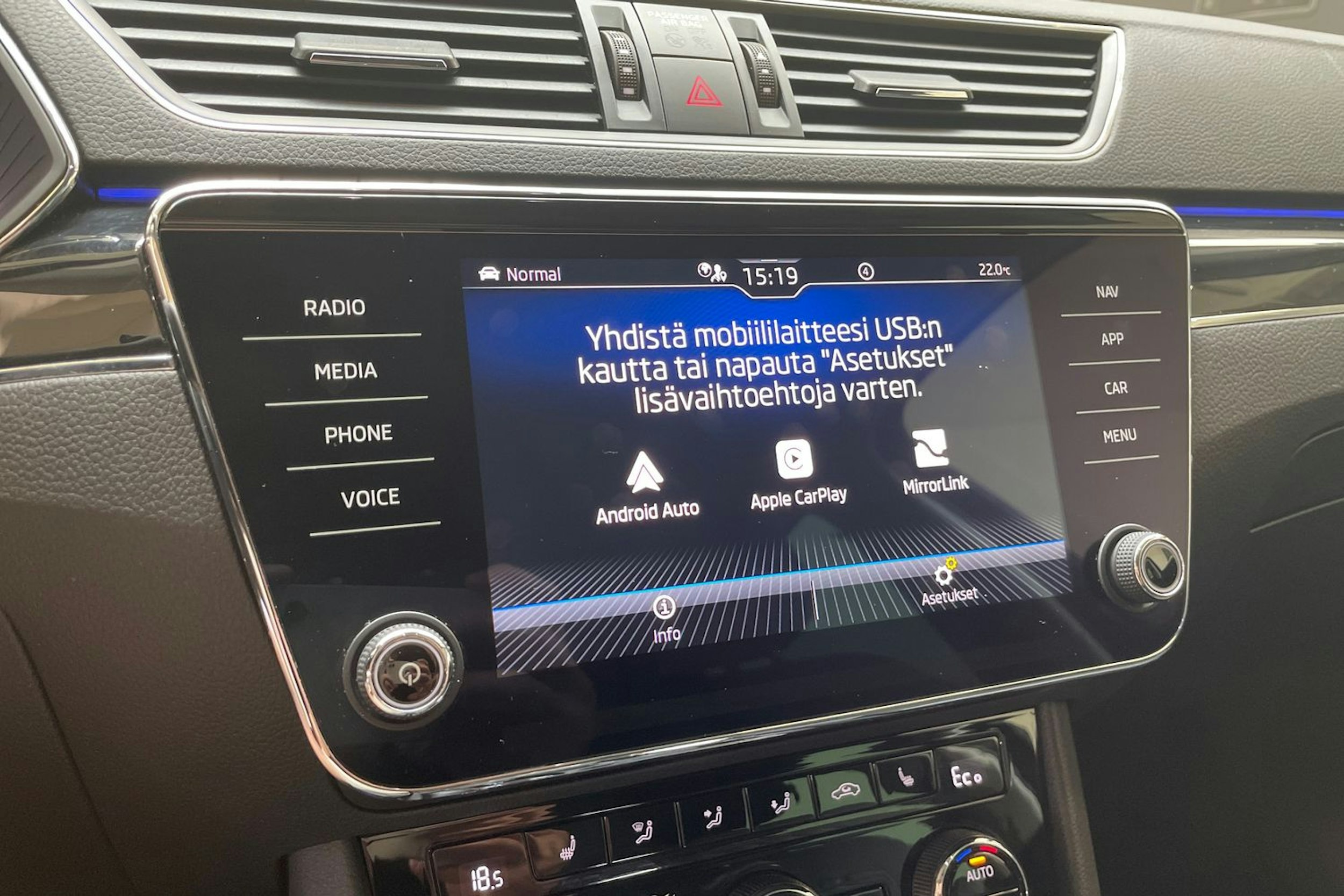 musta Skoda Superb 2020 kuva 22.