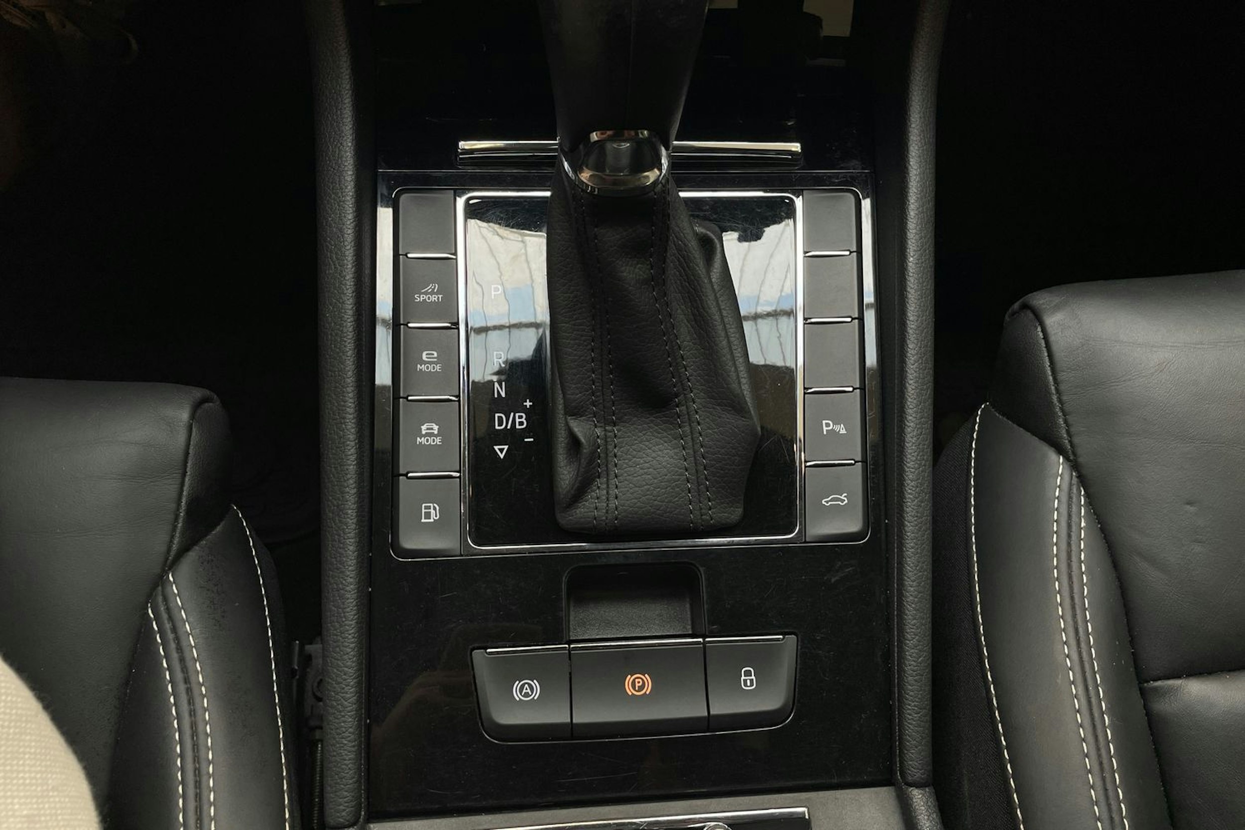 musta Skoda Superb 2020 kuva 26.