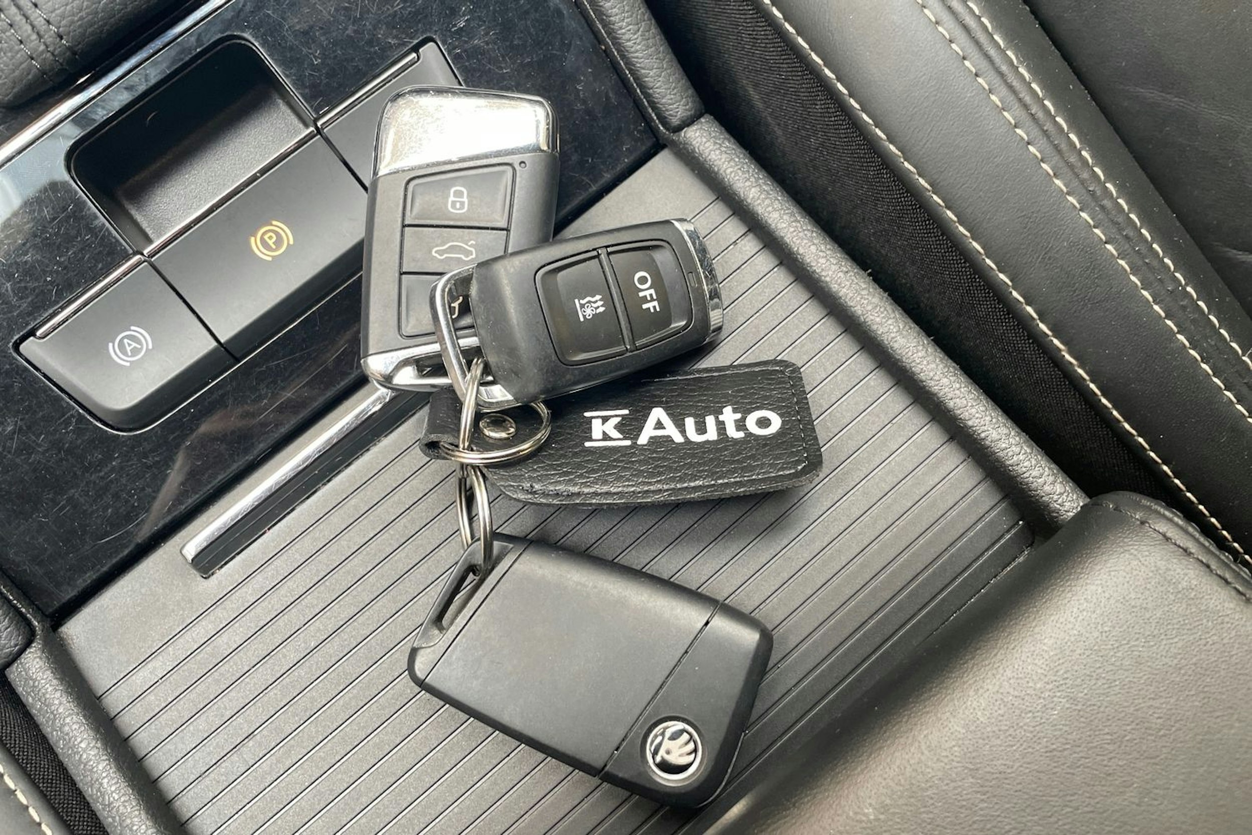 musta Skoda Superb 2020 kuva 31.