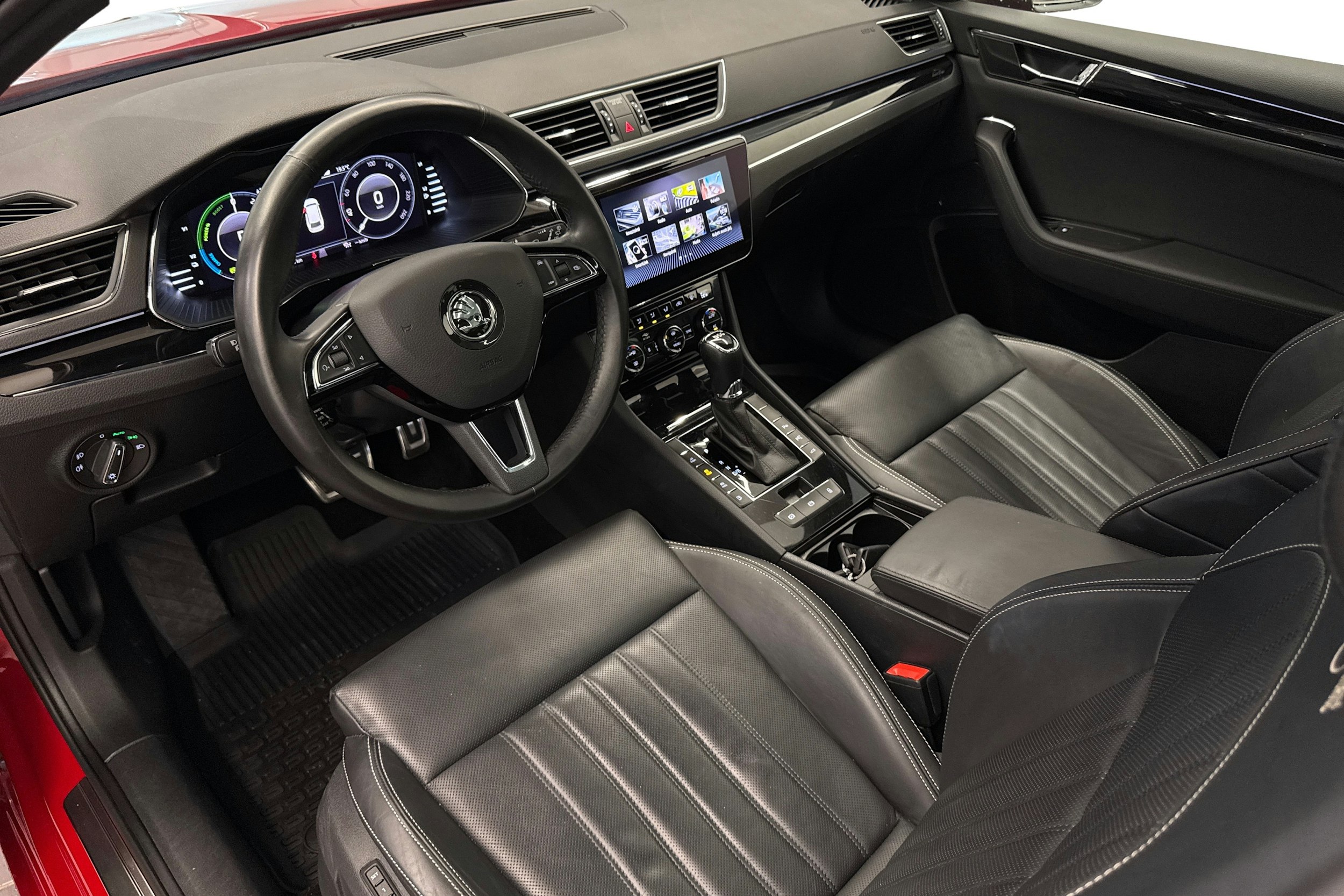 punainen Skoda Superb 2020 kuva 7.