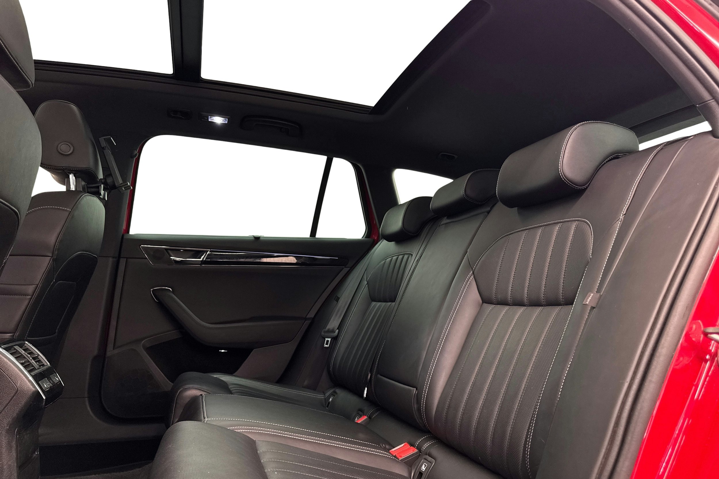 punainen Skoda Superb 2020 kuva 10.