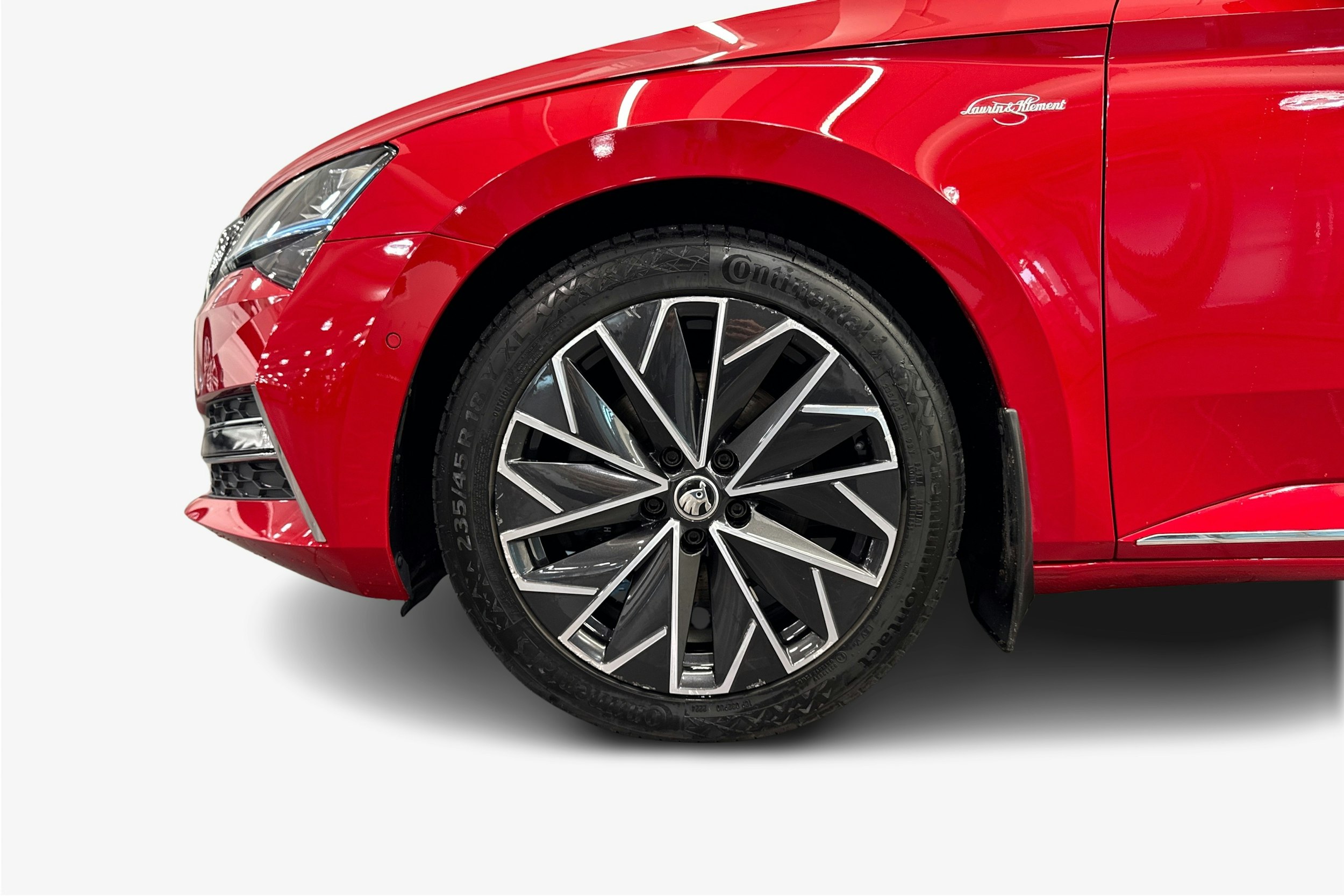 punainen Skoda Superb 2020 kuva 11.