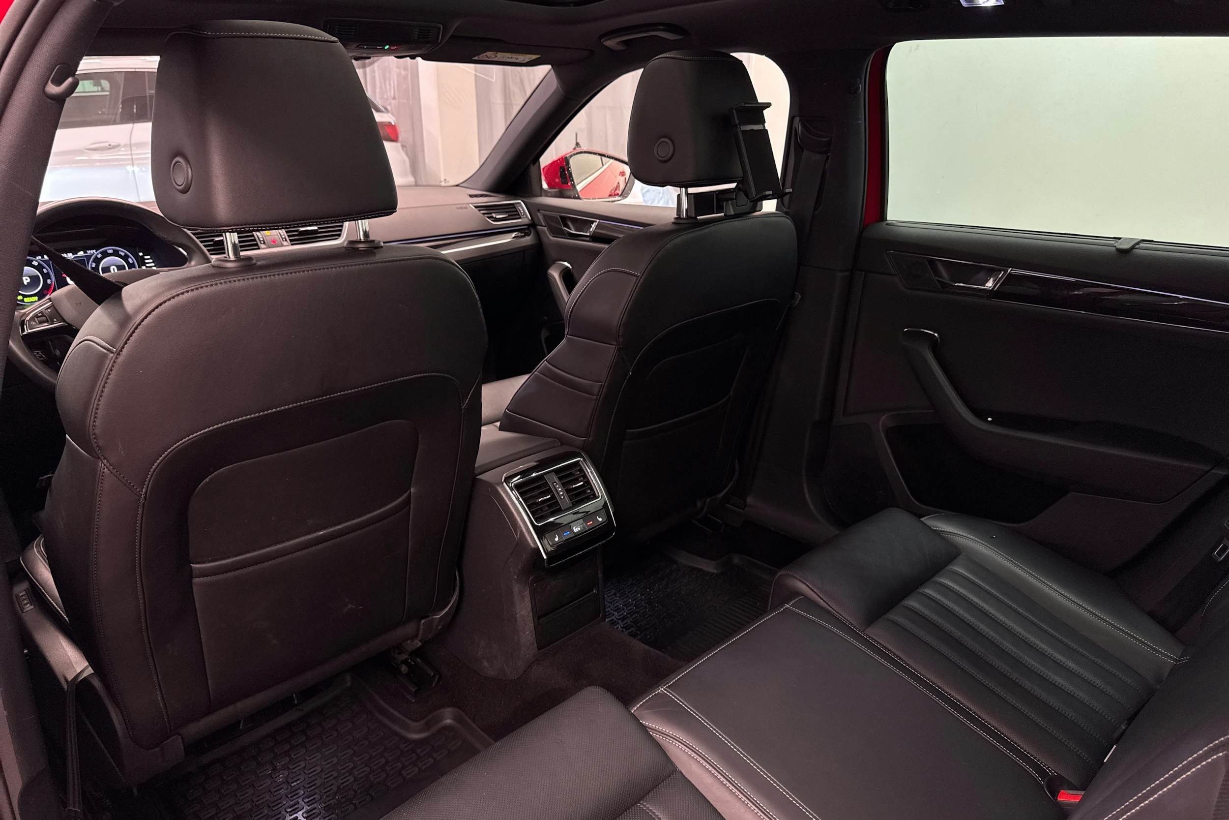 punainen Skoda Superb 2020 kuva 14.
