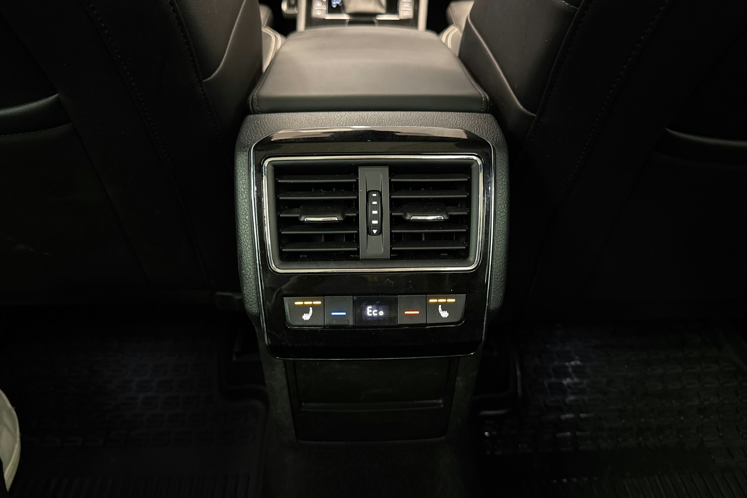 punainen Skoda Superb 2020 kuva 15.