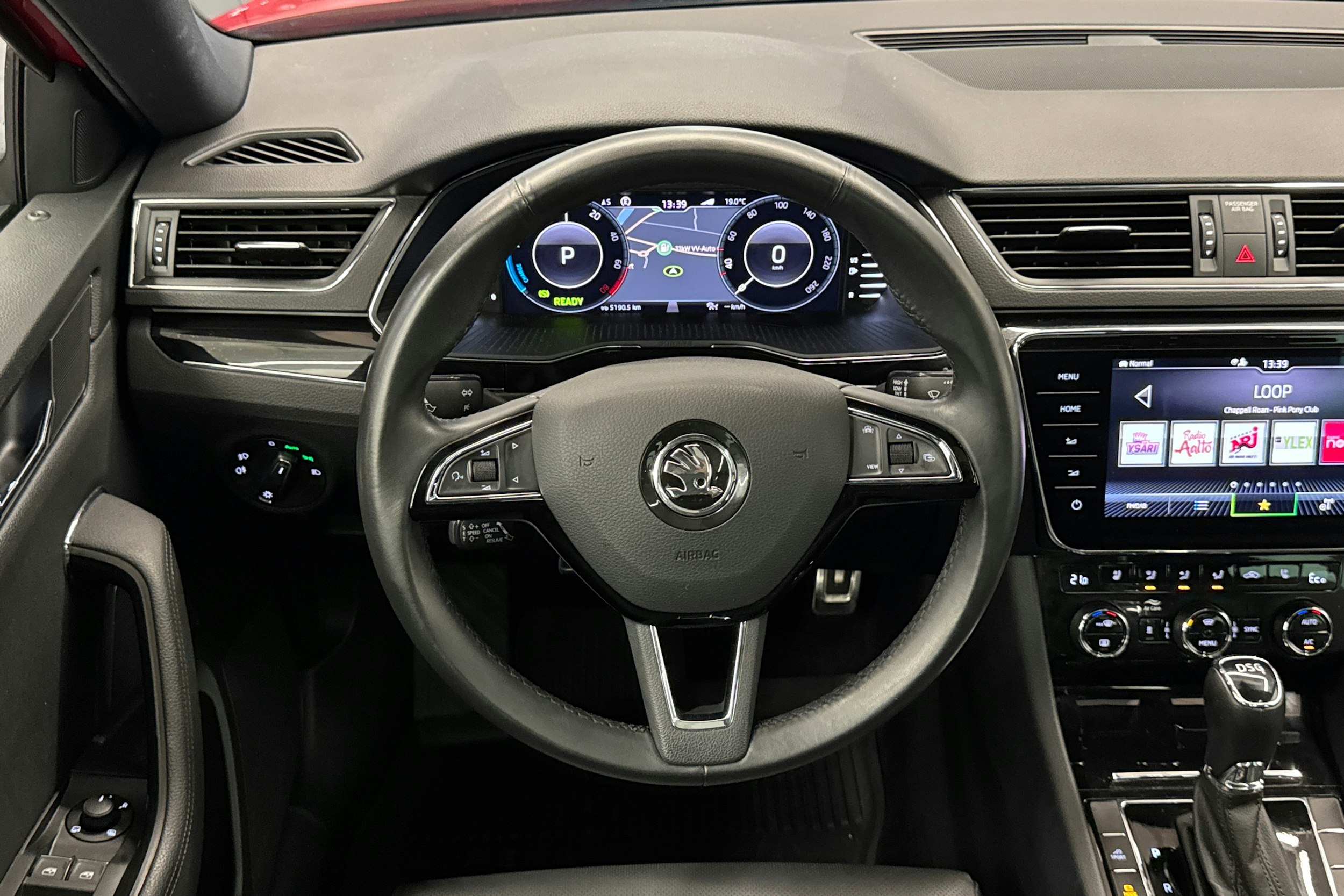 punainen Skoda Superb 2020 kuva 16.