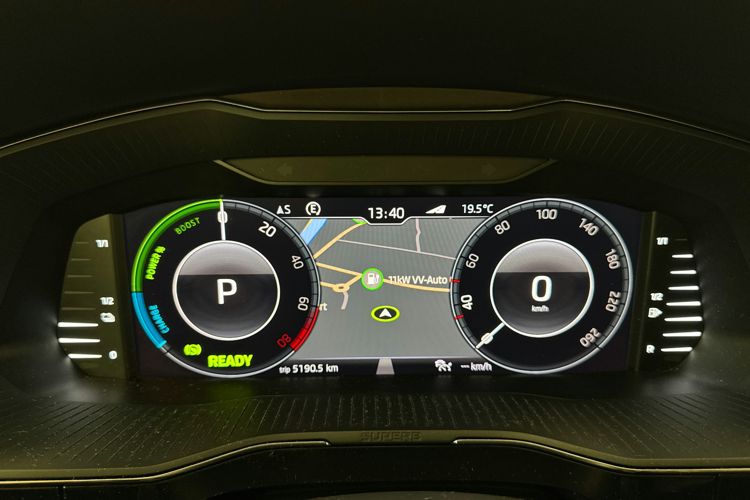 punainen Skoda Superb 2020 kuva 18.