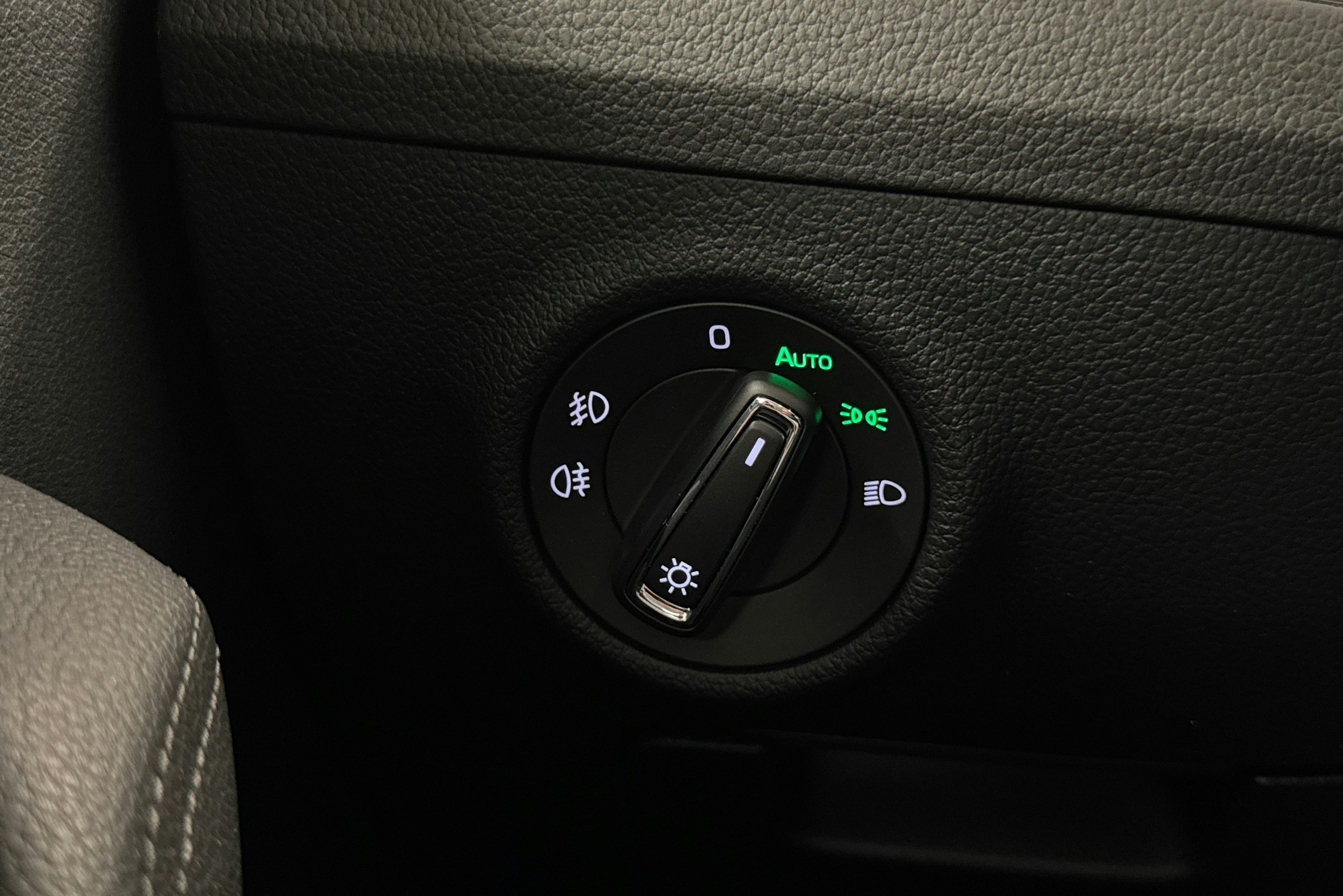 punainen Skoda Superb 2020 kuva 21.