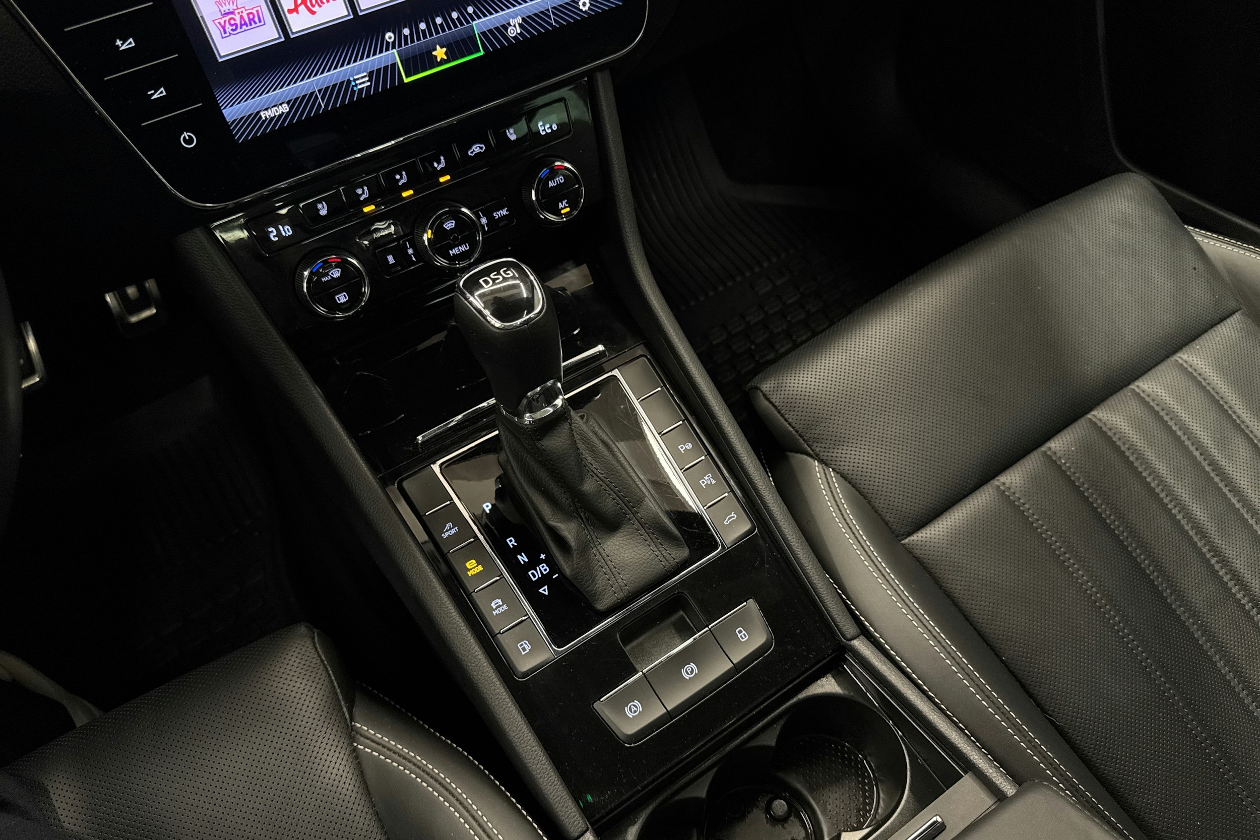 punainen Skoda Superb 2020 kuva 23.