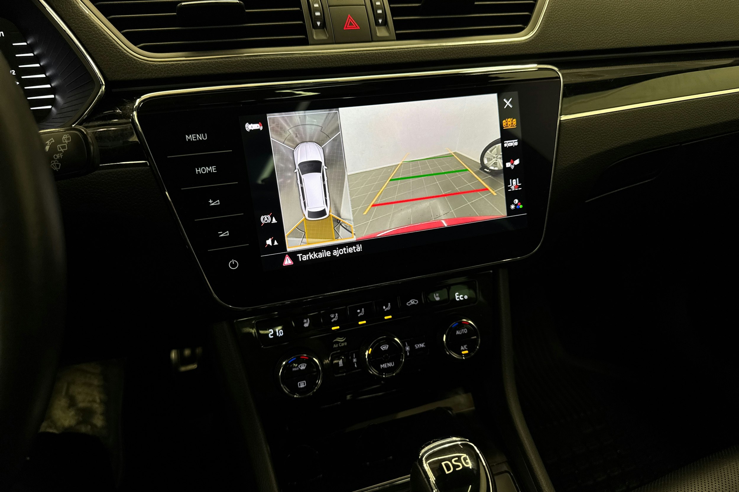 punainen Skoda Superb 2020 kuva 24.