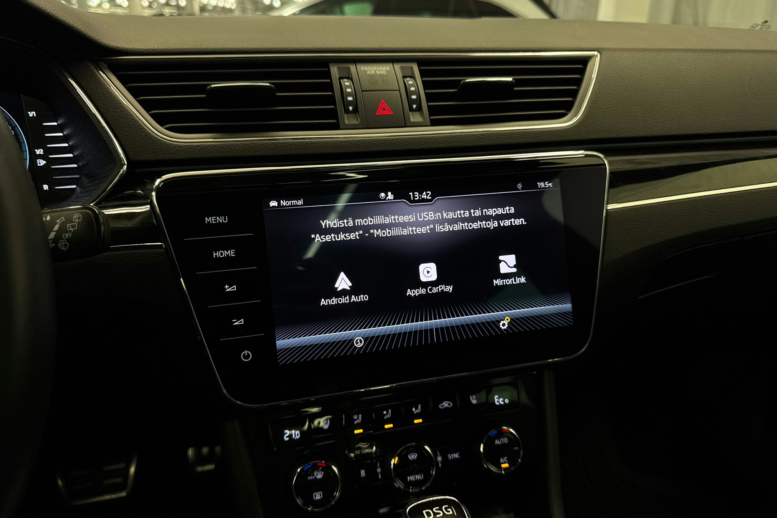 punainen Skoda Superb 2020 kuva 25.